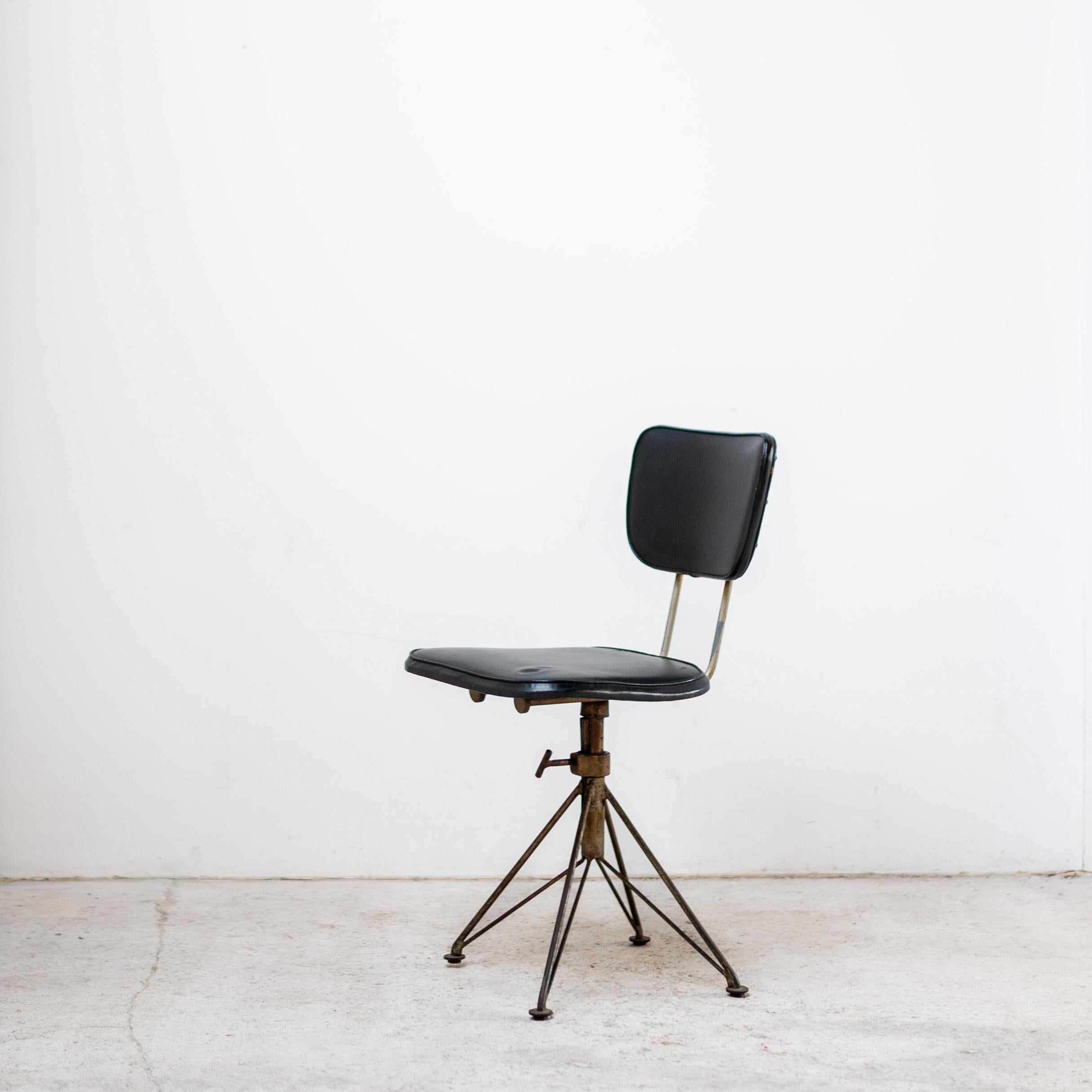 Ein ikonischer Drehstuhl, entworfen von Kenzo Tange für Kotobuki. Tange, einer der einflussreichsten modernistischen Architekten Japans, arbeitete mit Kotobuki zusammen, um eine Reihe von zweckmäßigen und zugleich skulpturalen Sitzmöbeln zu