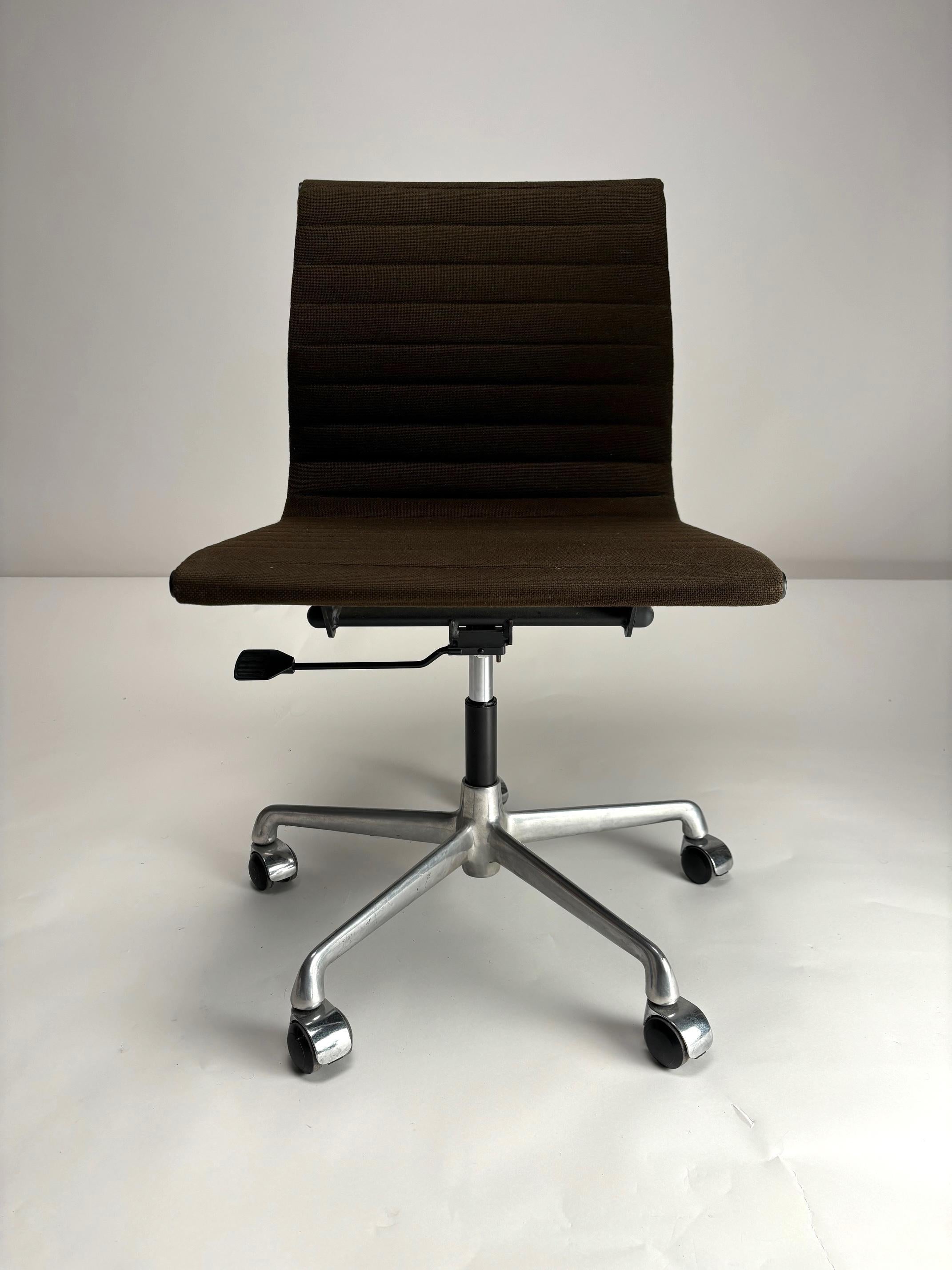 Charles & Ray Eames, EA 107 Aluminum Brown Chair for ICF (Signed)

Designed by the legendary designers Charles & Ray Eames, offers a perfect combination of iconic design and functionality.

For shipping, request us for receive the best price.