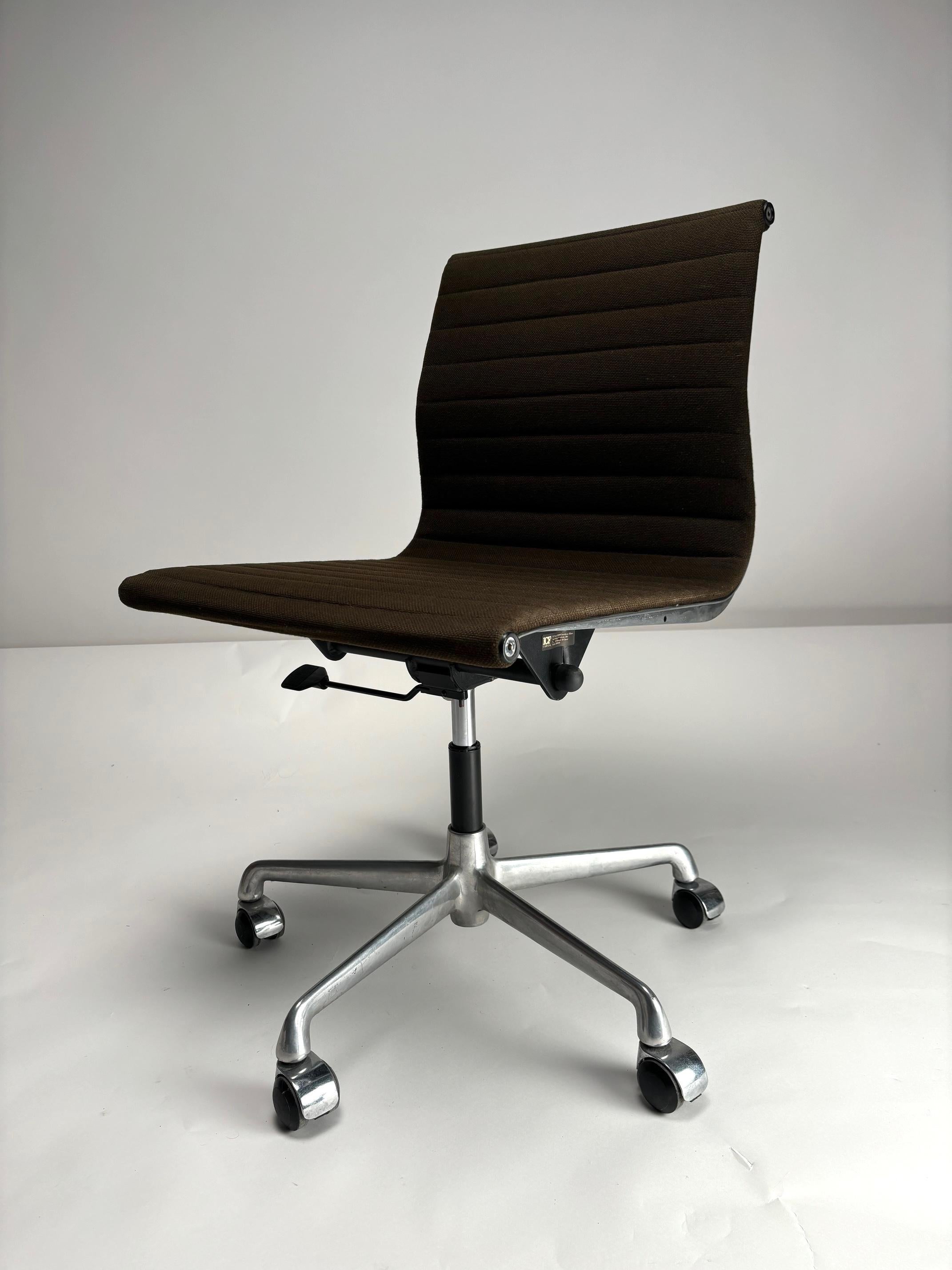 Mid-Century Modern Swivel Chair Mod. 