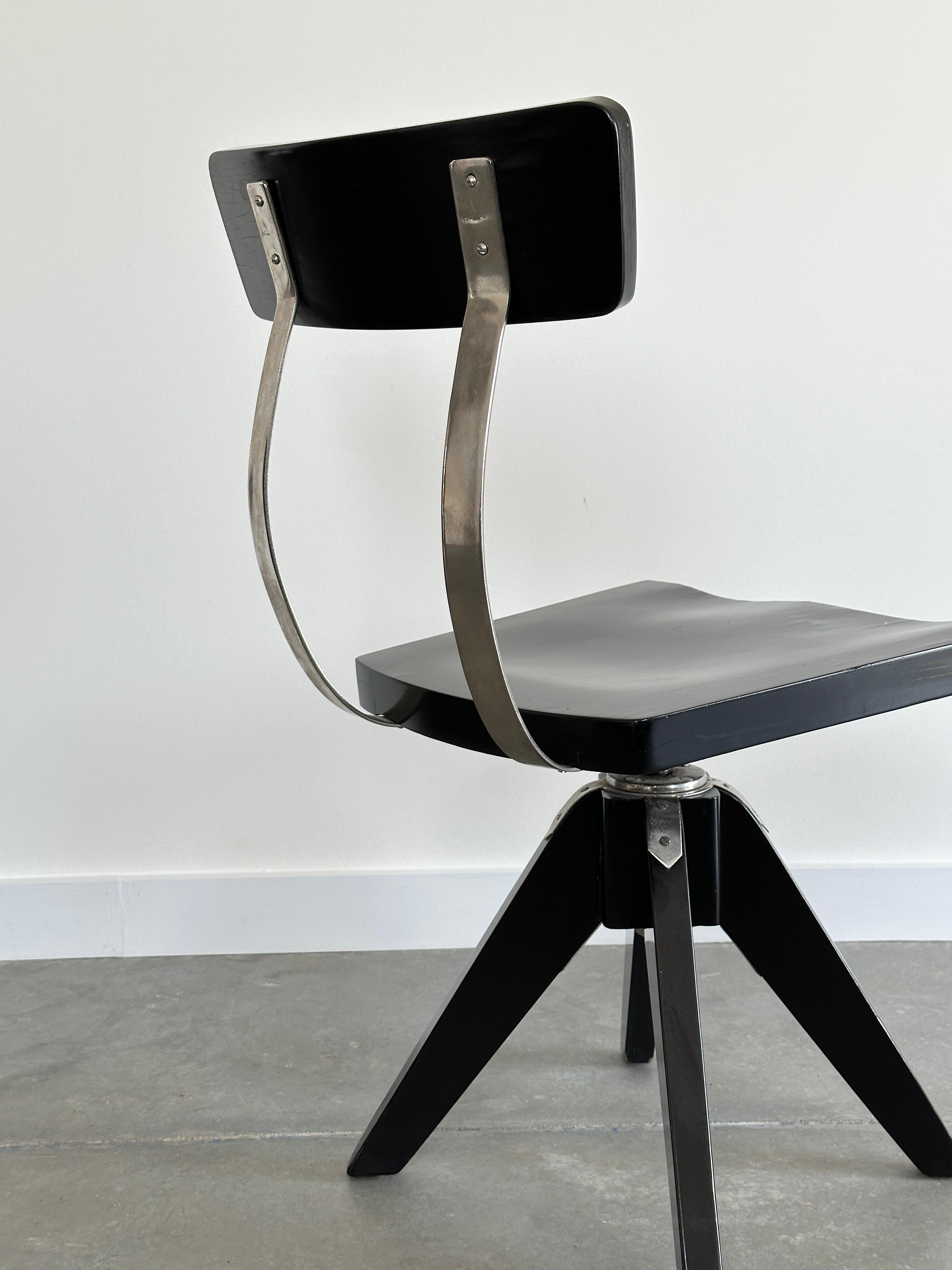 Hongrois Chaise pivotante Modèle 339 de Lajos Kozma en vente