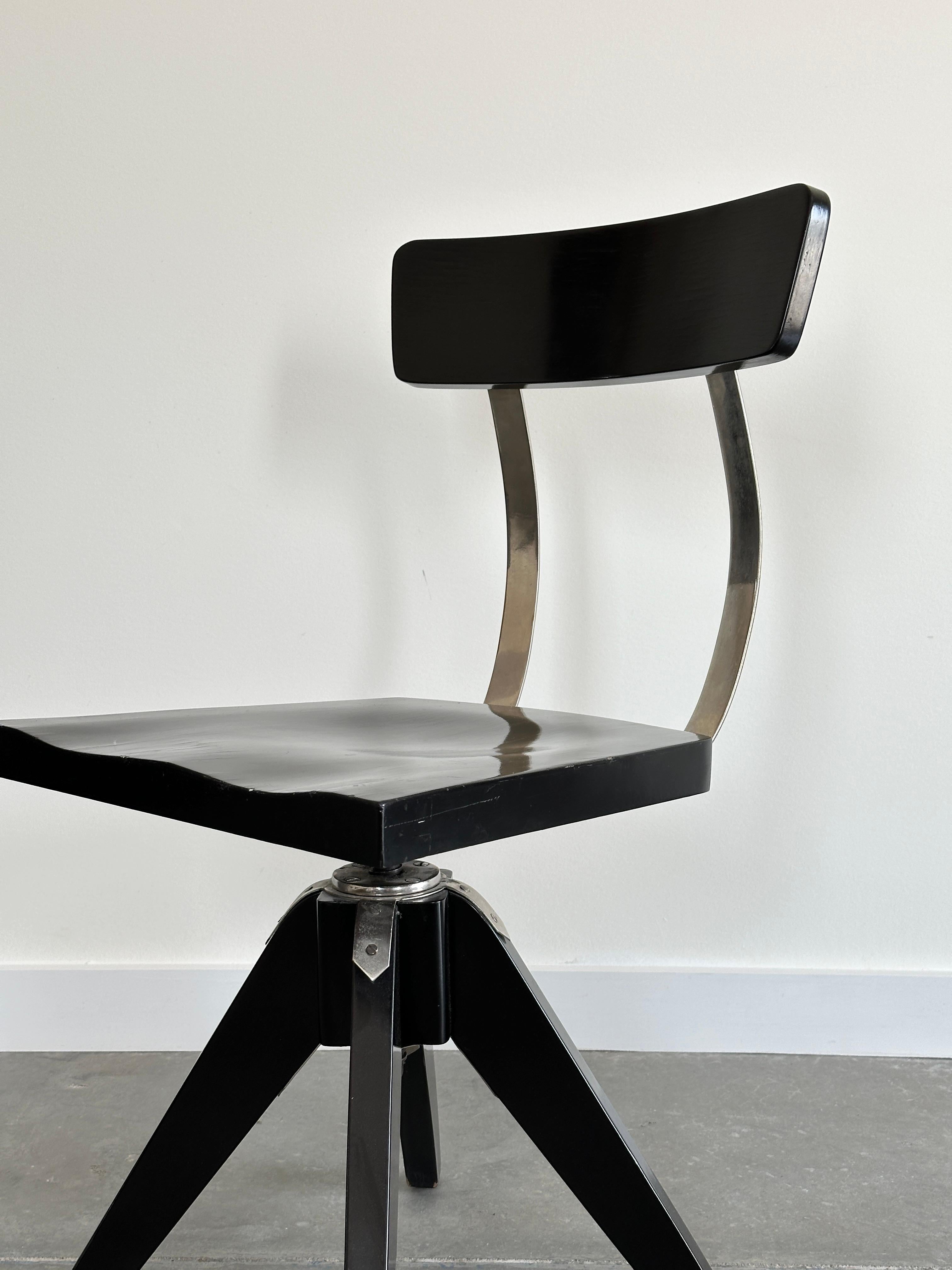 Milieu du XXe siècle Chaise pivotante Modèle 339 de Lajos Kozma en vente