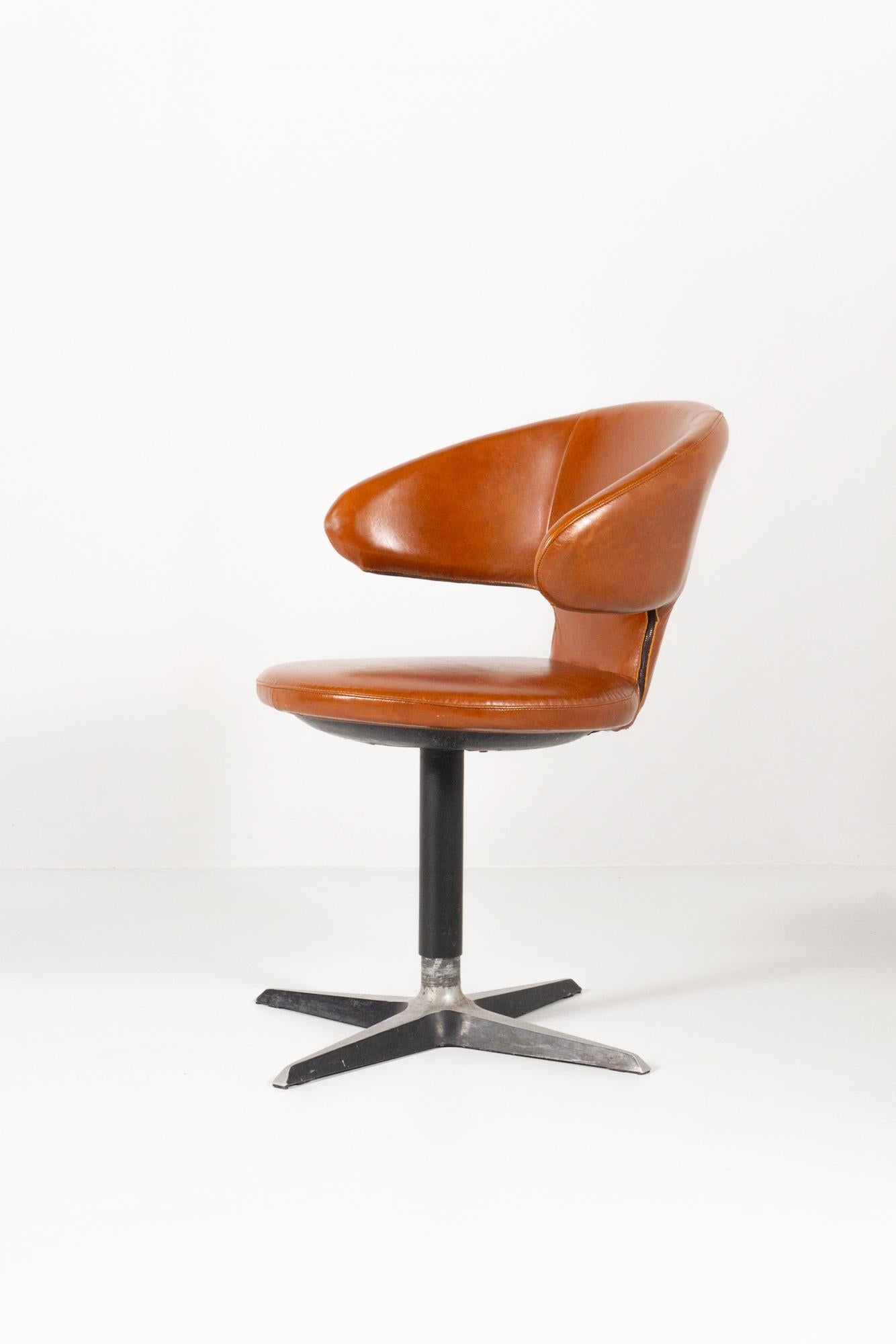 Designed by the Italian architect and industrial designer Eugenio Gerli for Rima, this stugl impresses with its clear objectivity.
The chair can be swiveled and is height-adjustable. The frame is made of aluminum, partially painted black. The