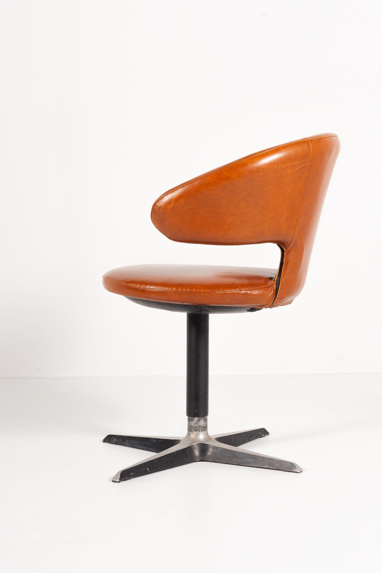 Mid-Century Modern Swivel chair 'P 75' by Eugenio Gerli 1959 For Sale