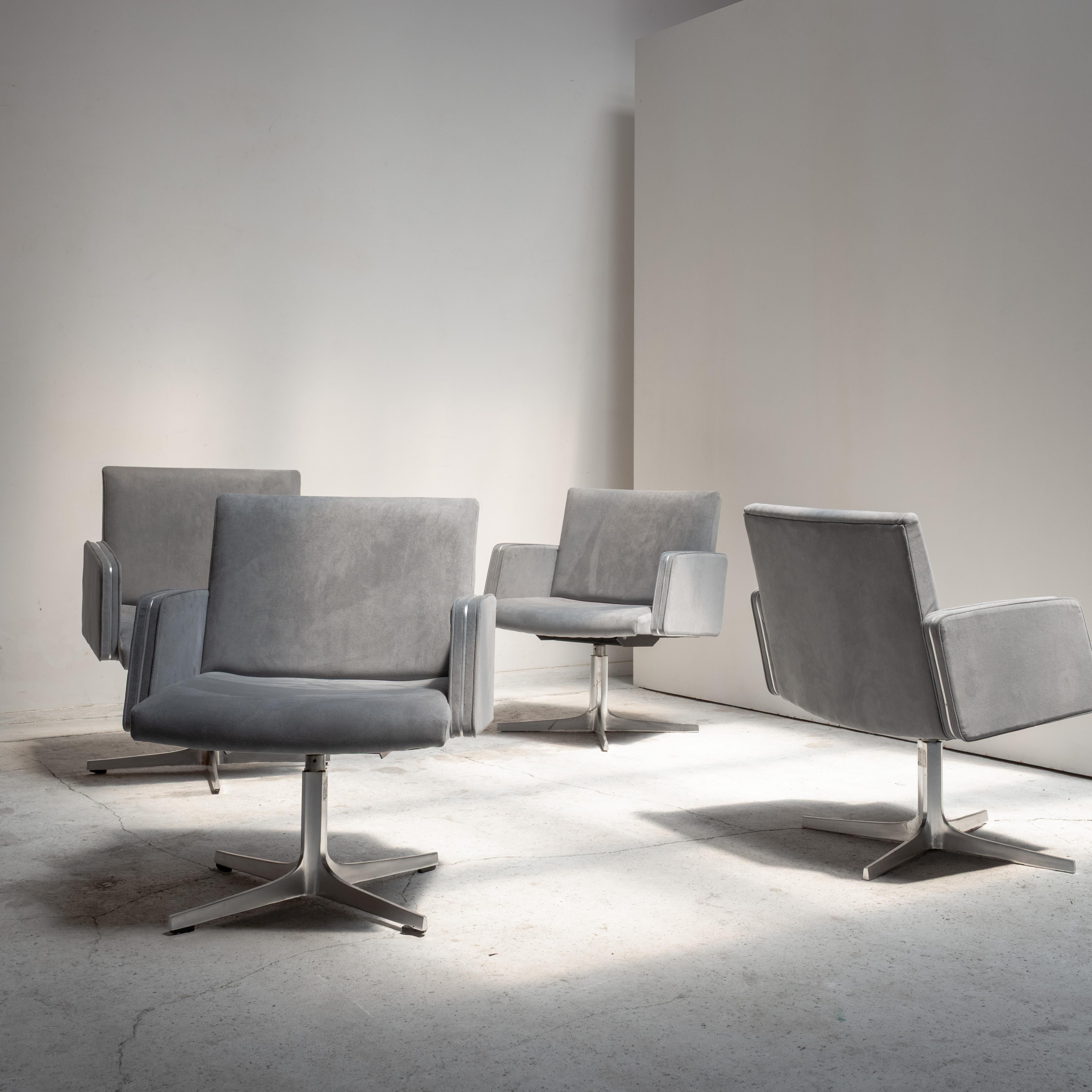 Chaise pivotante moderniste produite au Japon, développée sous la direction de l'association de design Sakakura.

La chaise reflète clairement le langage de conception et la clarté architecturale de l'héritage de Junzo Sakakura. Ses lignes épurées,