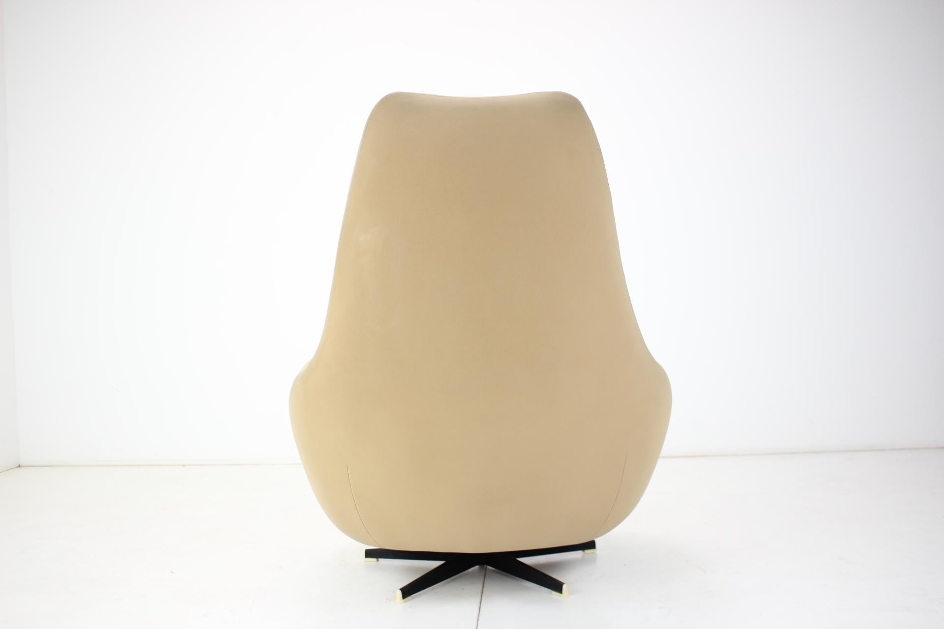 Mid-Century Modern Swivel Chair / Siesta, 1970s Cechoslovakia For Sale