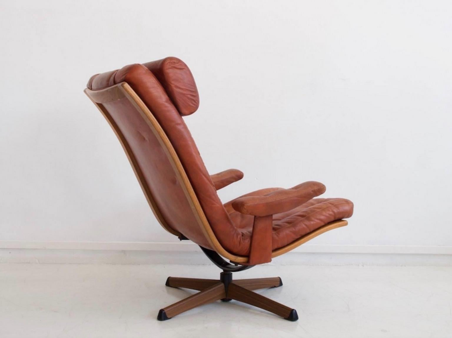 Mid-Century Modern Swivel Chair Upholstered in Brown Leather by Göte Möbler For Sale