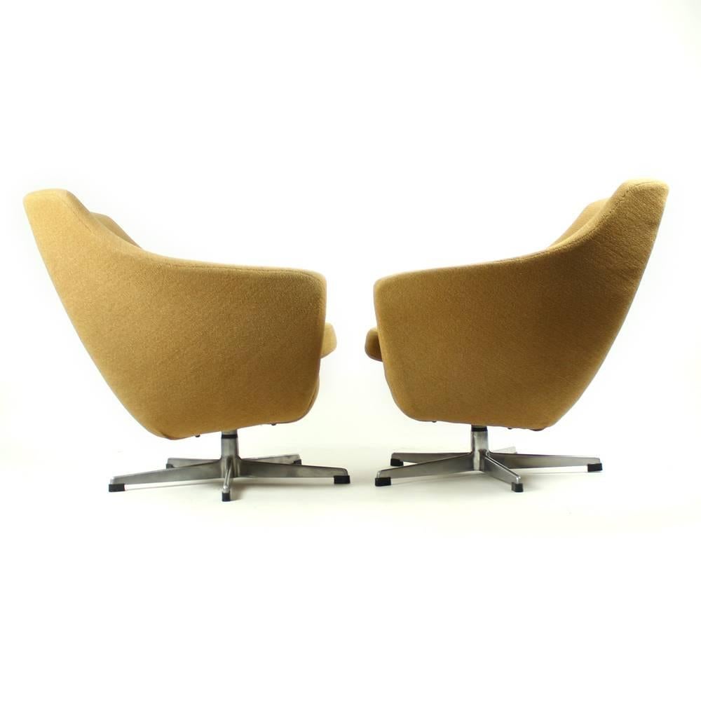Mid-Century Modern Swivel Club Chairs in Beige Fabric and Aluminium, Czechoslovakia, 1960