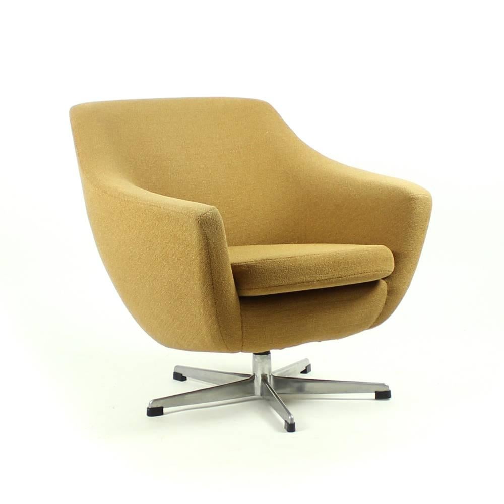 Swivel Club Chairs in Beige Fabric and Aluminium, Czechoslovakia, 1960 In Excellent Condition In Zohor, SK