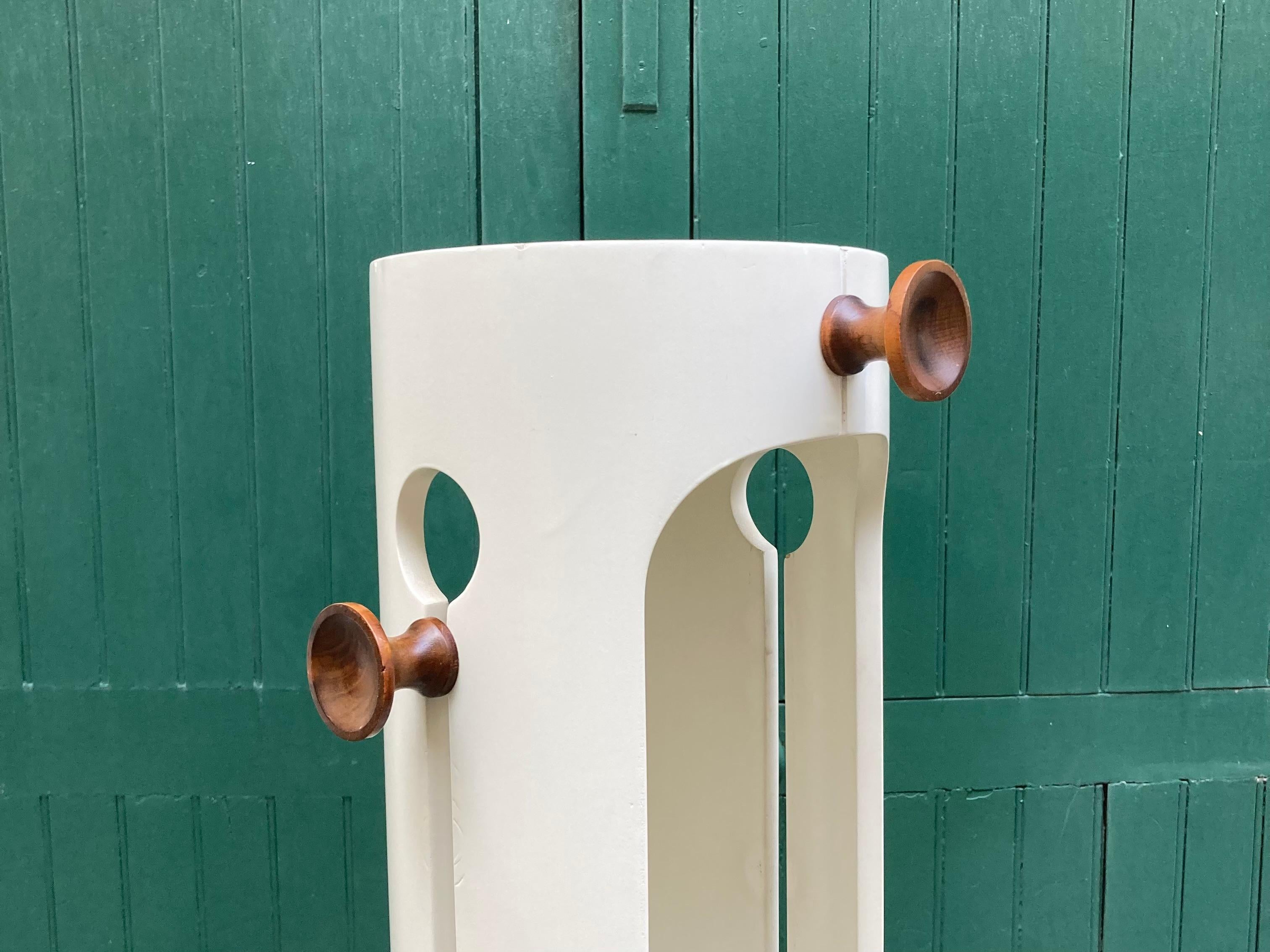 Coat hanger designed by Carlo de Carli for Fiarm.
The structure is in white lackered wood, it swivels on its base.
4 knobs to hang the clothes, 2 of which adjustable along the vertical cutout.
Condition is very good.