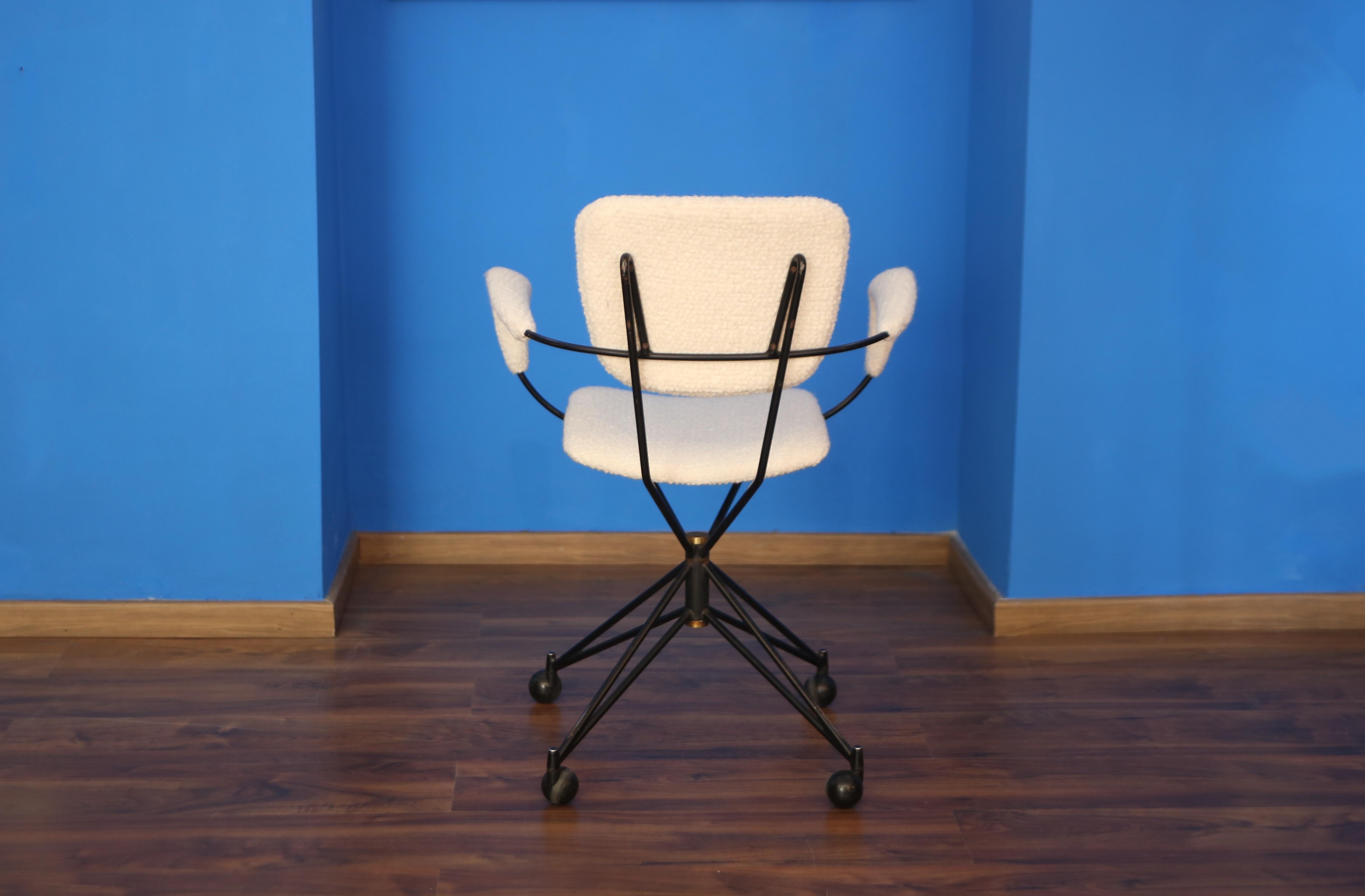 Mid-Century Modern Swivel desk chair by Gastone Rinaldi for Rima in white boucle, Italy, 1950s For Sale