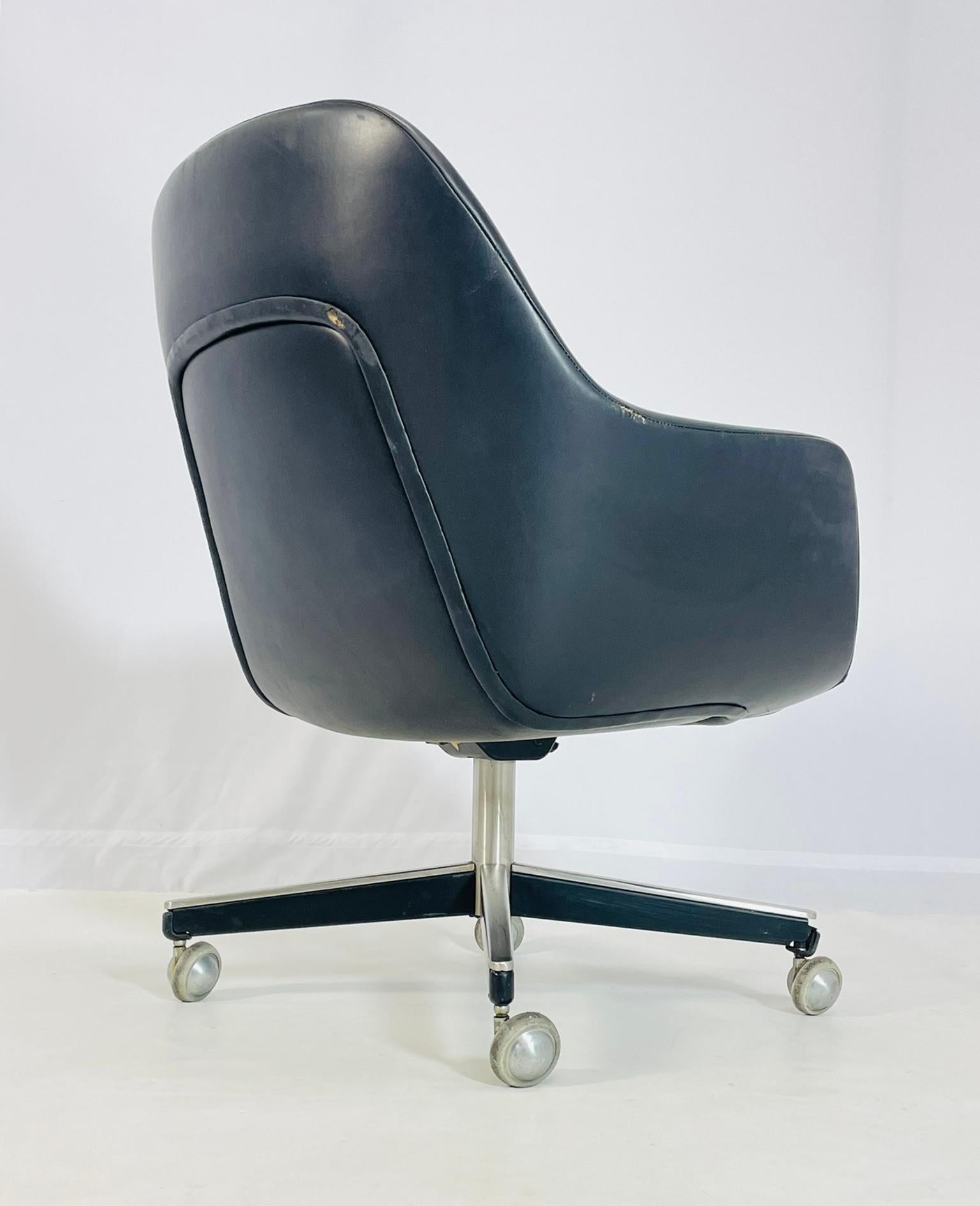 Wunderschöner Schreibtischstuhl, entworfen von Max Pearson und hergestellt in den USA von Knoll International.

Der Stuhl hat ein Stahlgestell und die Sitzfläche ist mit einer Kombination aus schwarzem Leder und Stoff gepolstert.

Der Stuhl ist auf