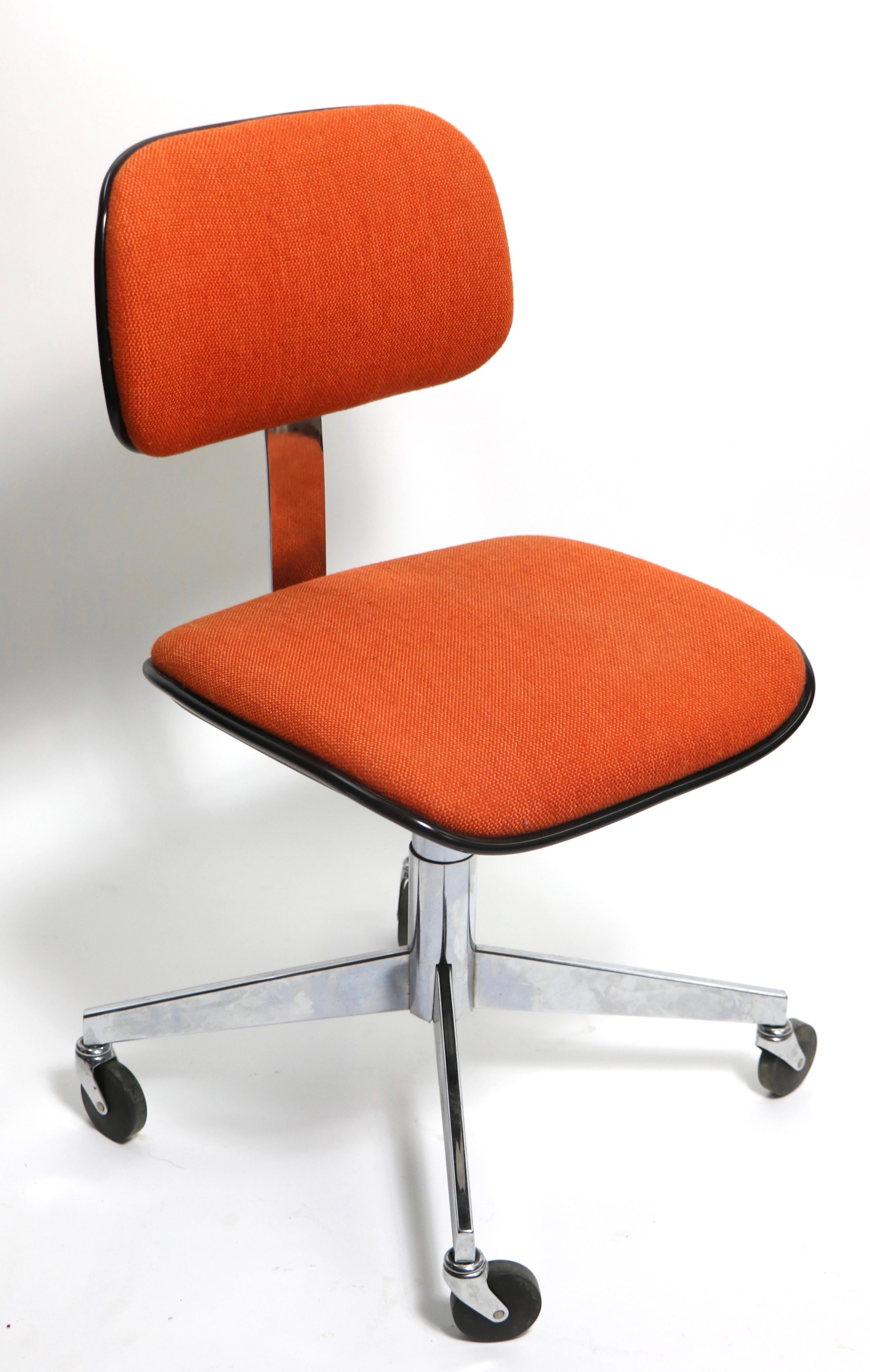 Exceptional swivel desk chair by noted manufacturer Steelcase, circa 1970's. The chair swivels, and is mounted on wheels to allow easy movement and flexibility. This example is in very fine original condition, clean and ready to use.