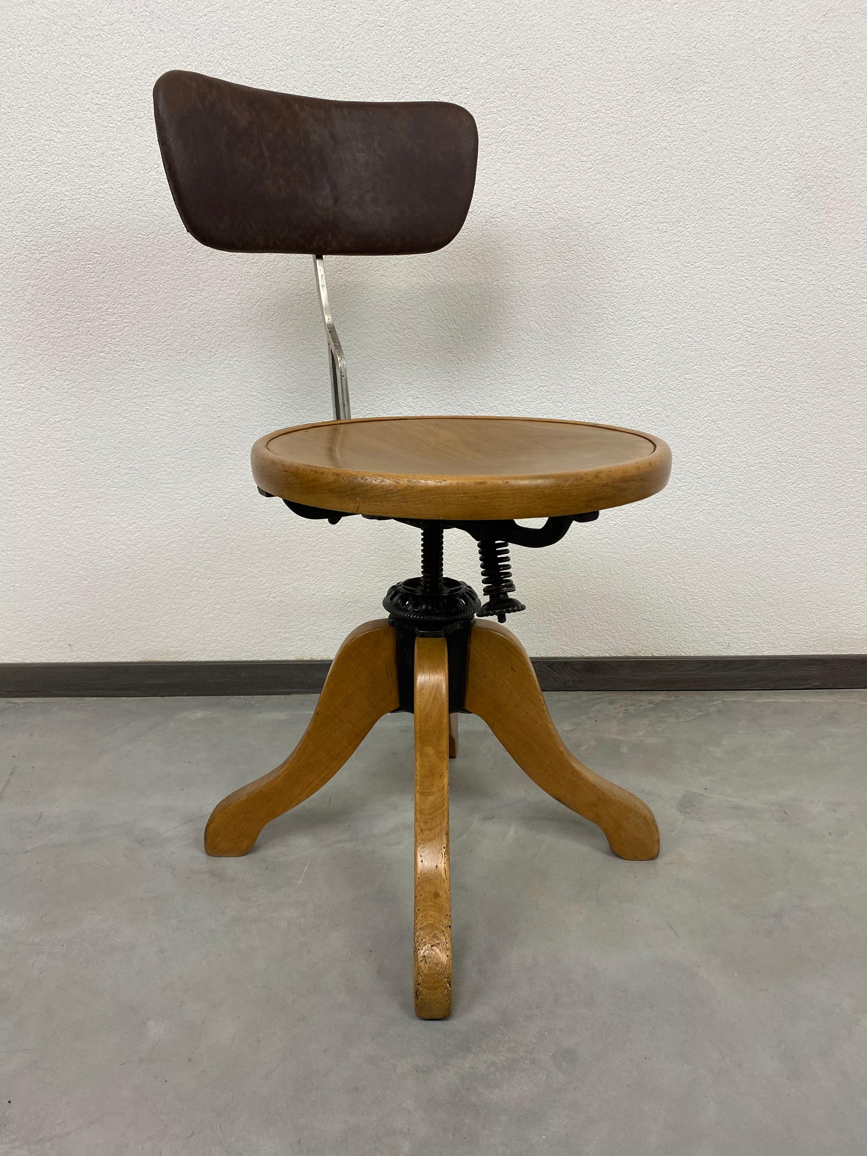 Swivel desk chair by Thonet in very good original condition.