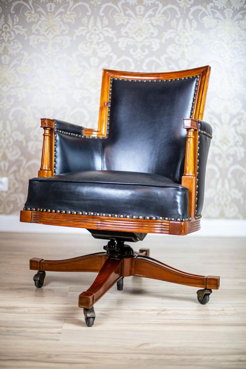 We present you a contemporary swivel desk chair made in exotic wood.
The seat, backrests, and the sides are upholstered with leather.
The base of the whole piece of furniture is in the form of a cross brace on wheels.
Furthermore, the leather is