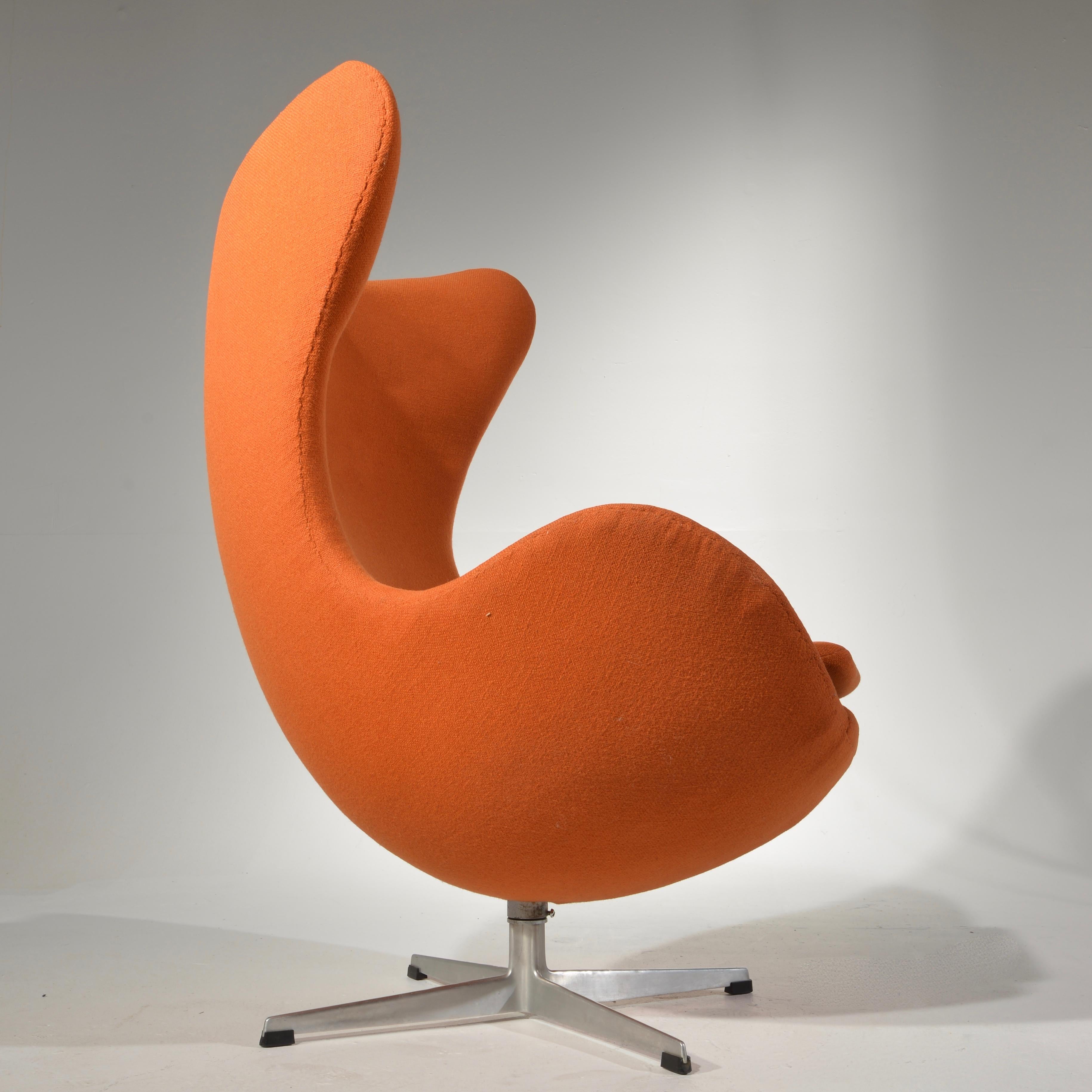 Swivel Egg Chair by Arne Jacobsen 2