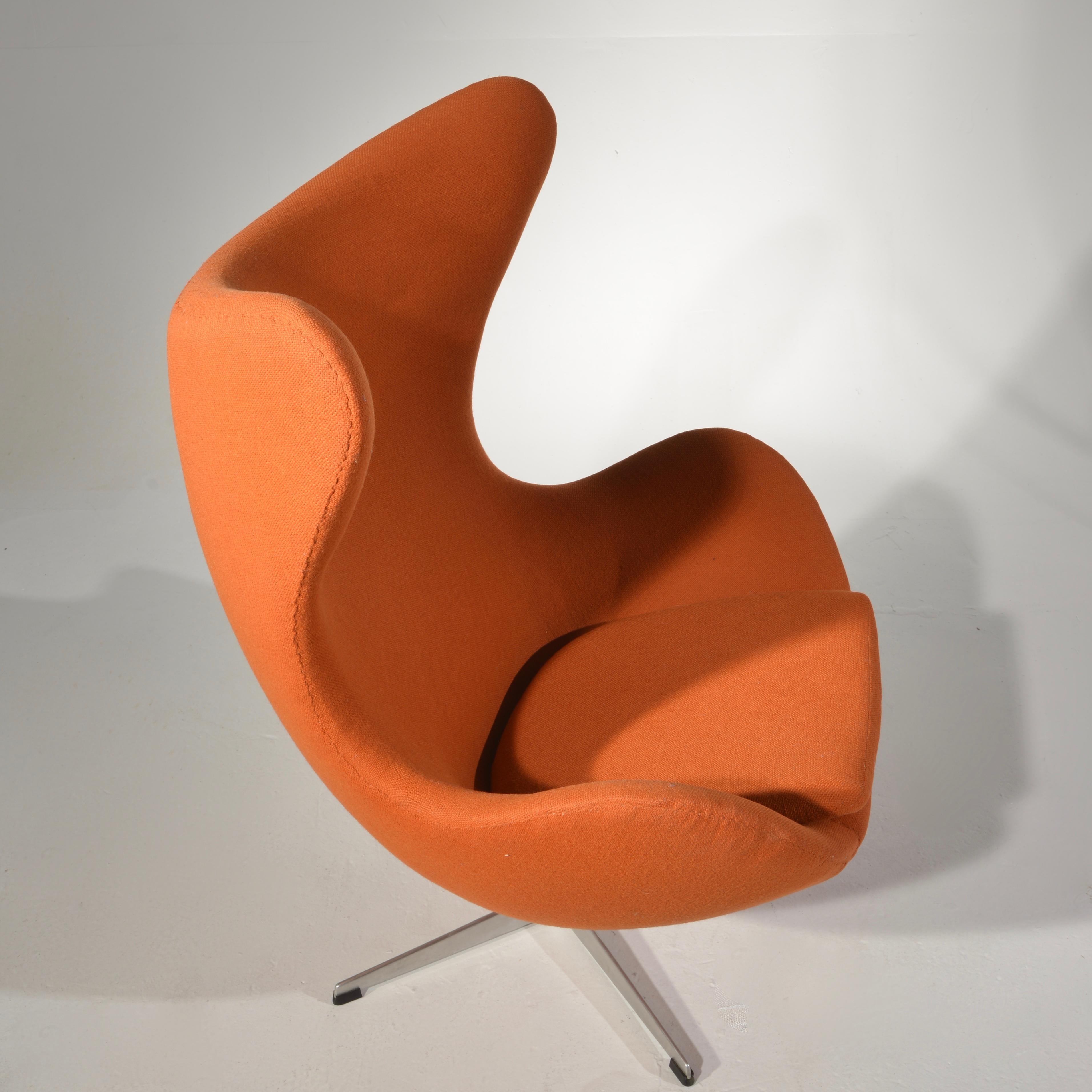 Swivel Egg Chair by Arne Jacobsen 3