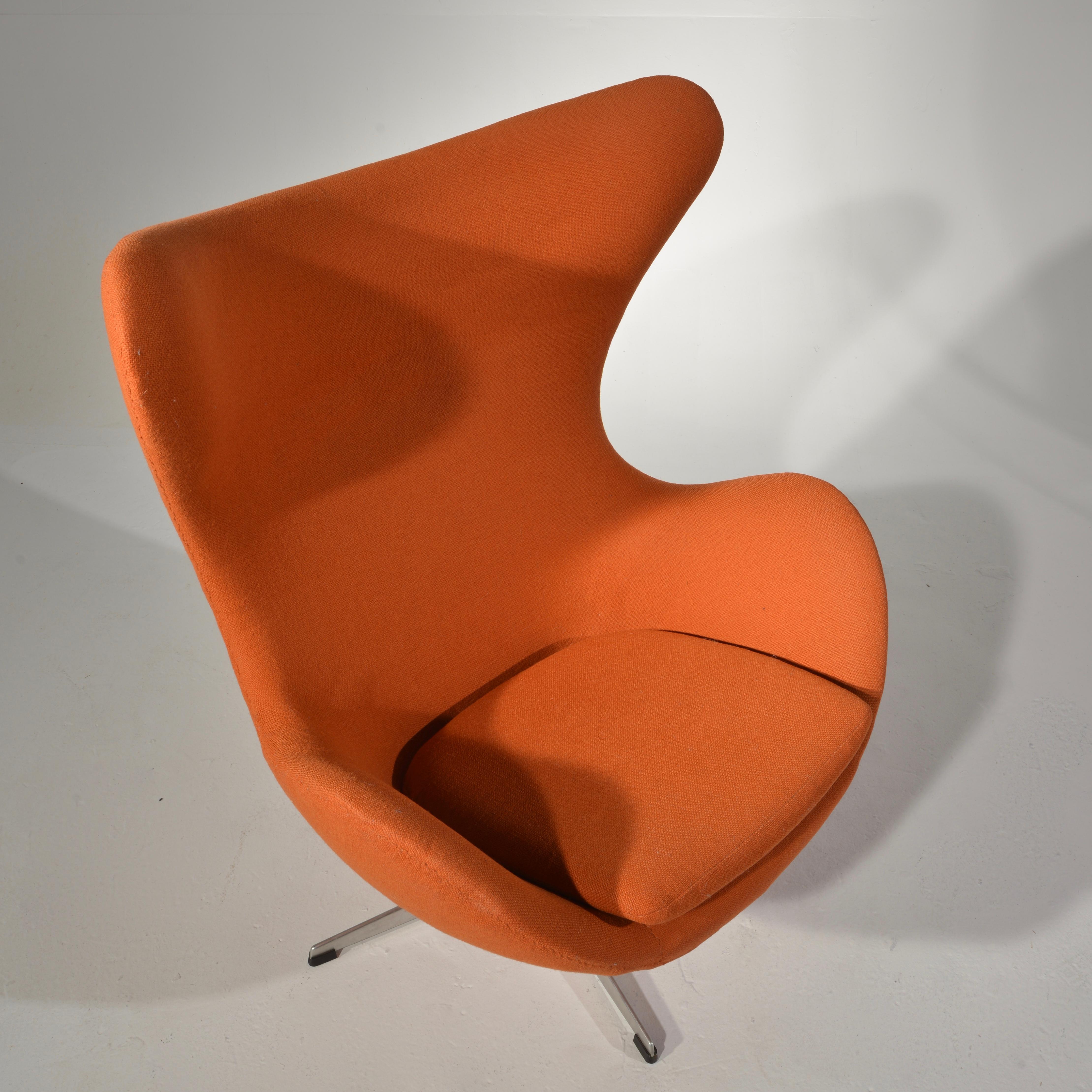 Swivel Egg Chair by Arne Jacobsen 4