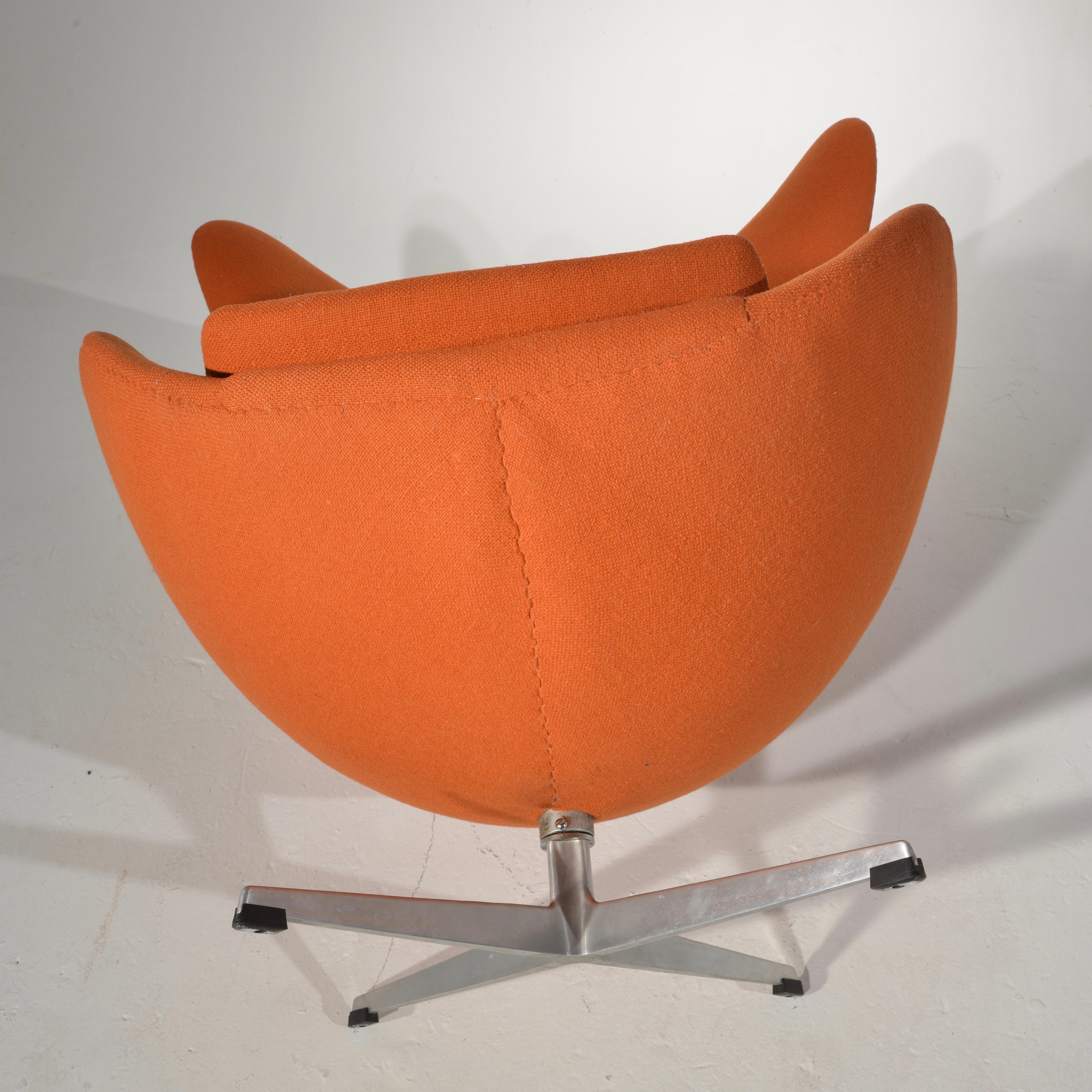 Swivel Egg Chair by Arne Jacobsen 6