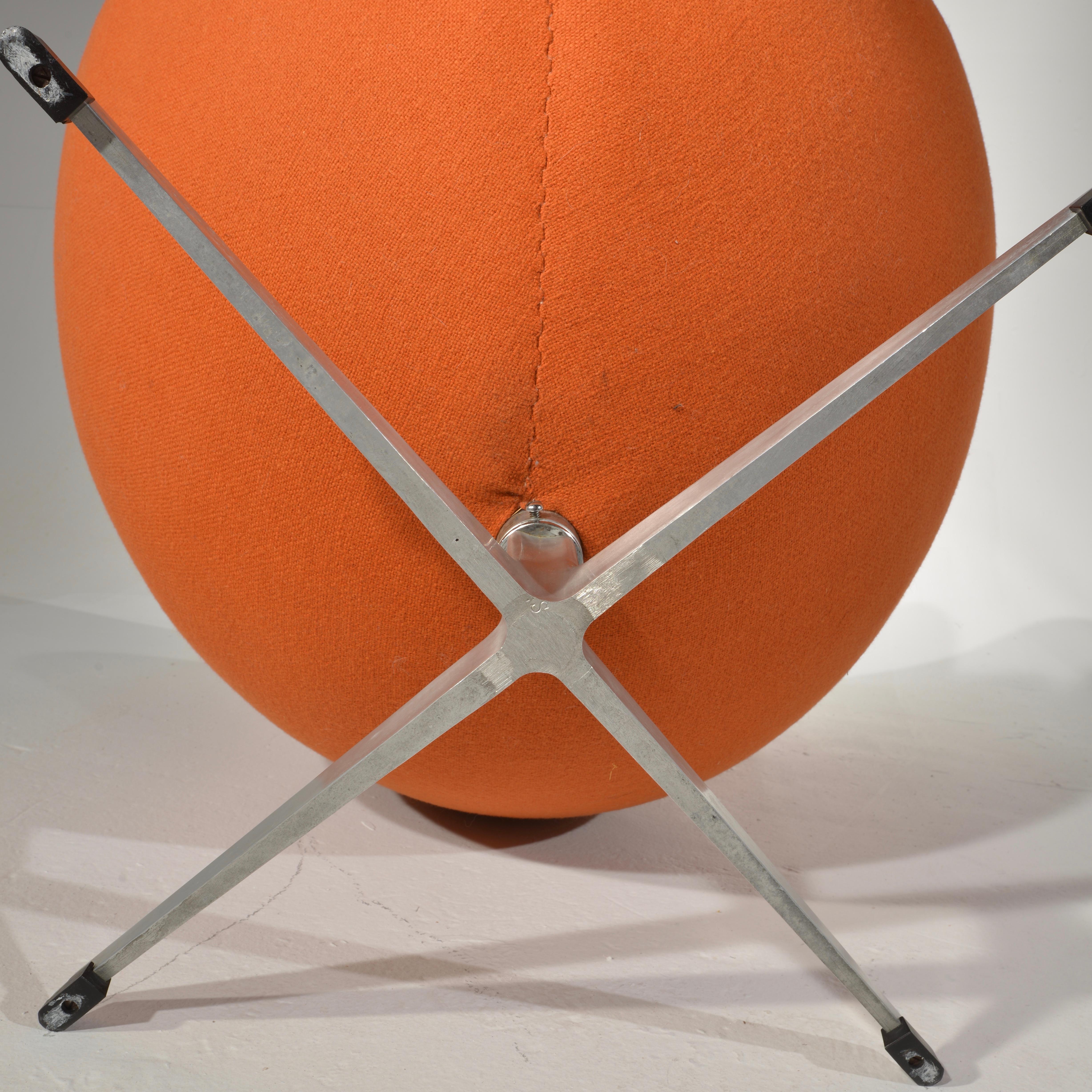 Swivel Egg Chair by Arne Jacobsen 7