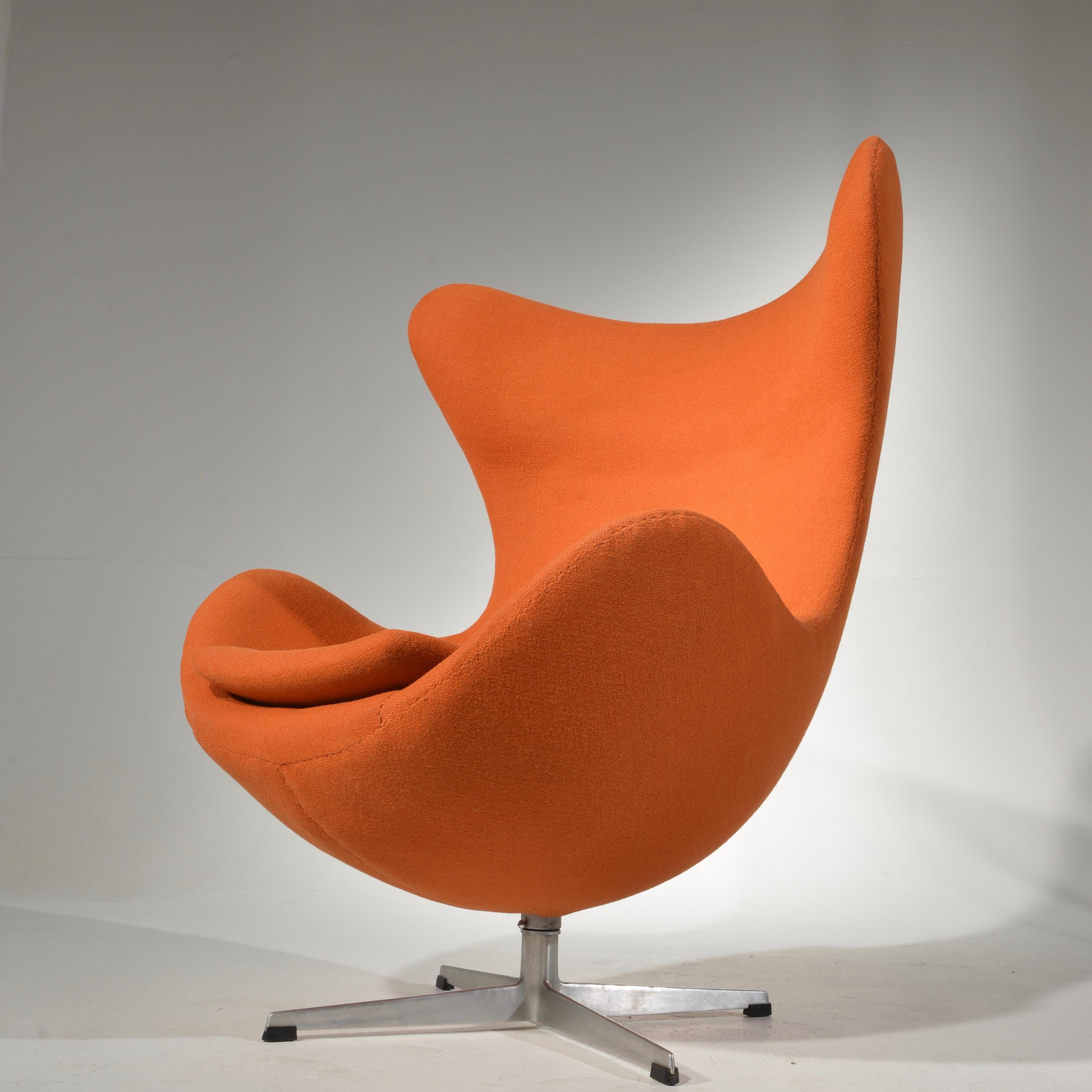Swivel Egg Chair by Arne Jacobsen In Good Condition In Los Angeles, CA