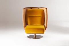 DOOQ Fauteuil pivotant Egoísta en noyer massif, rotin et velours jaune