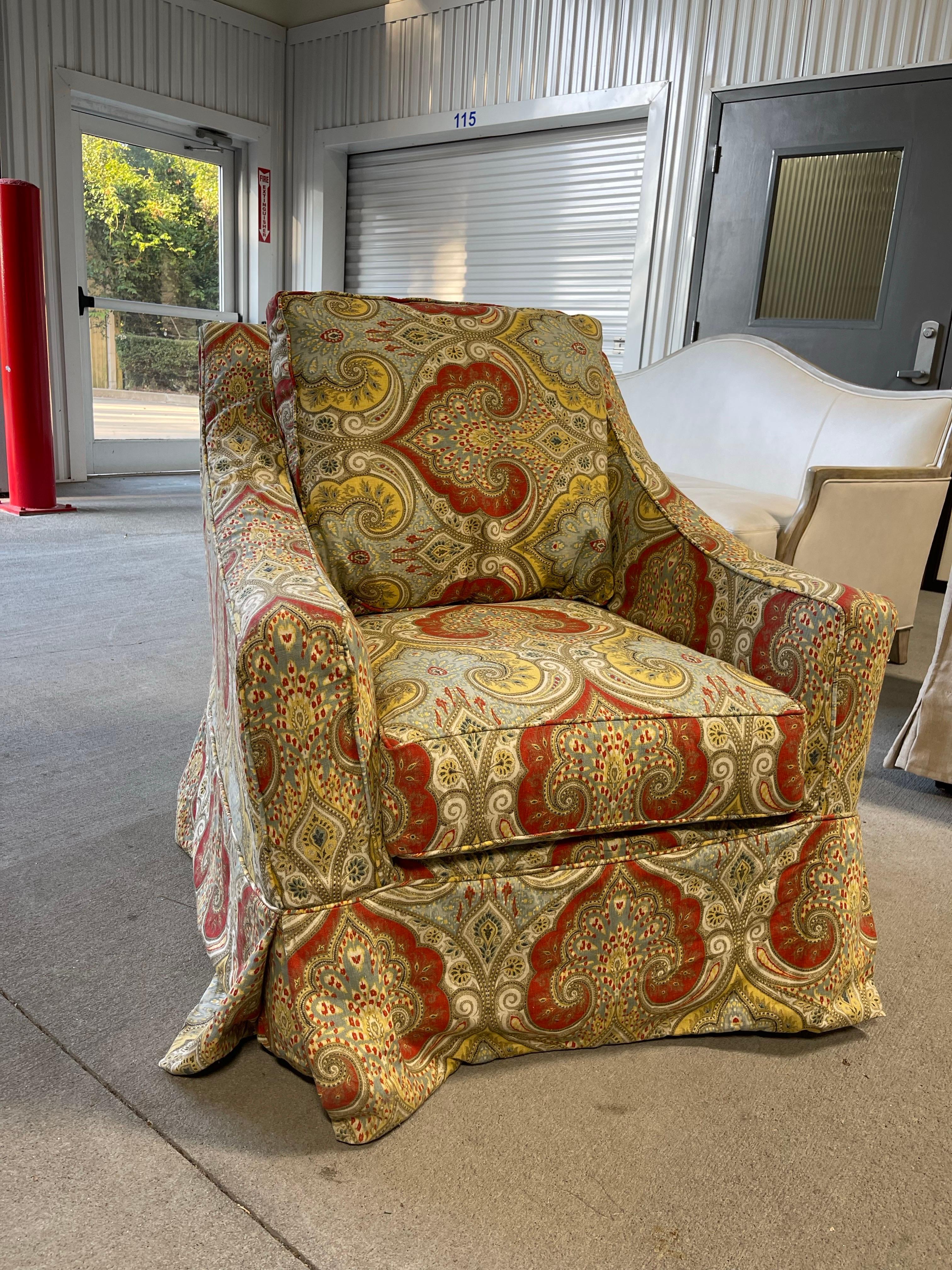 Américain Fauteuil pivotant à patins recouvert de tissu Paisley Design, 21st Century en vente