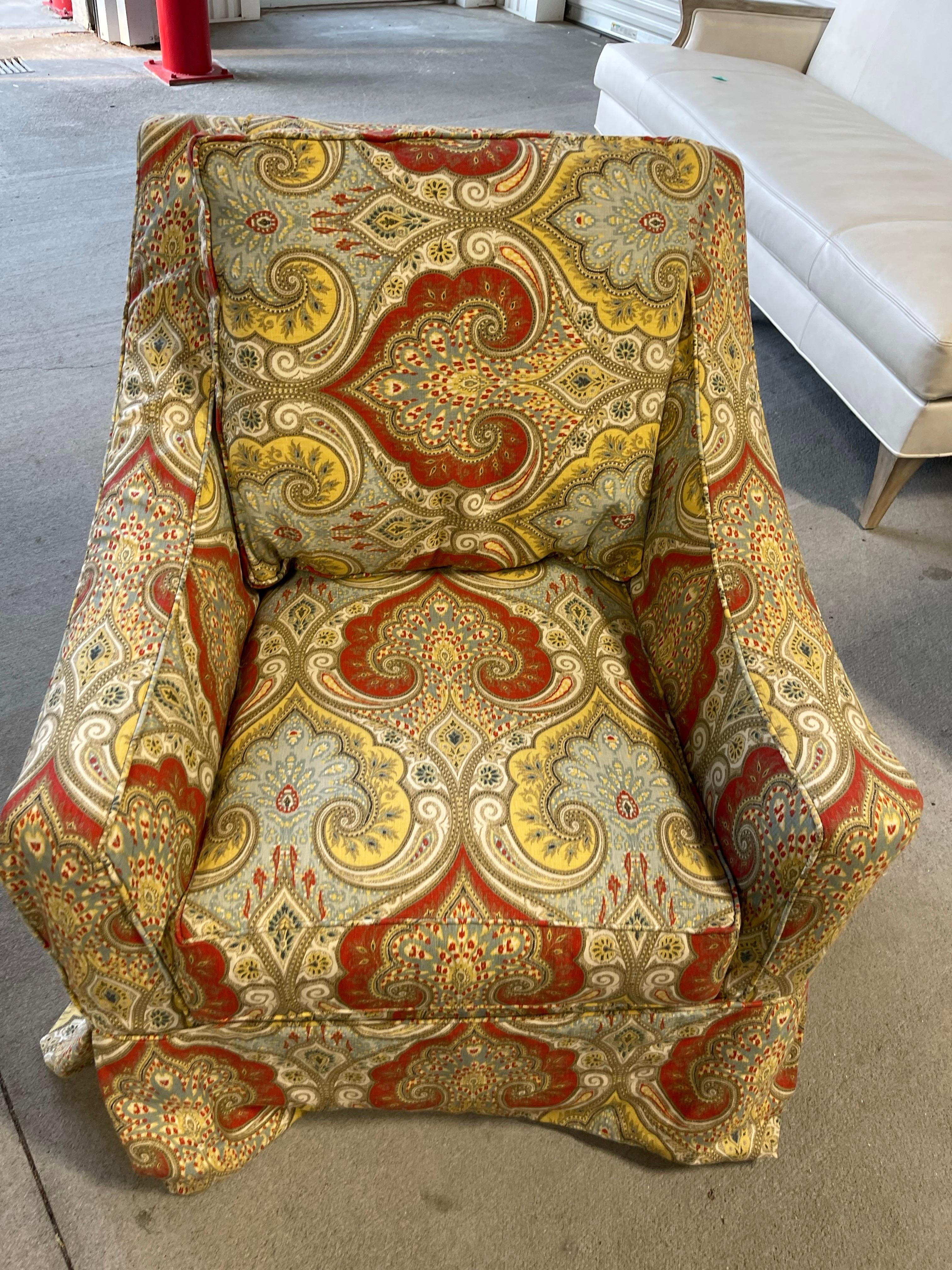 Fauteuil pivotant à patins recouvert de tissu Paisley Design, 21st Century Bon état - En vente à Savannah, GA