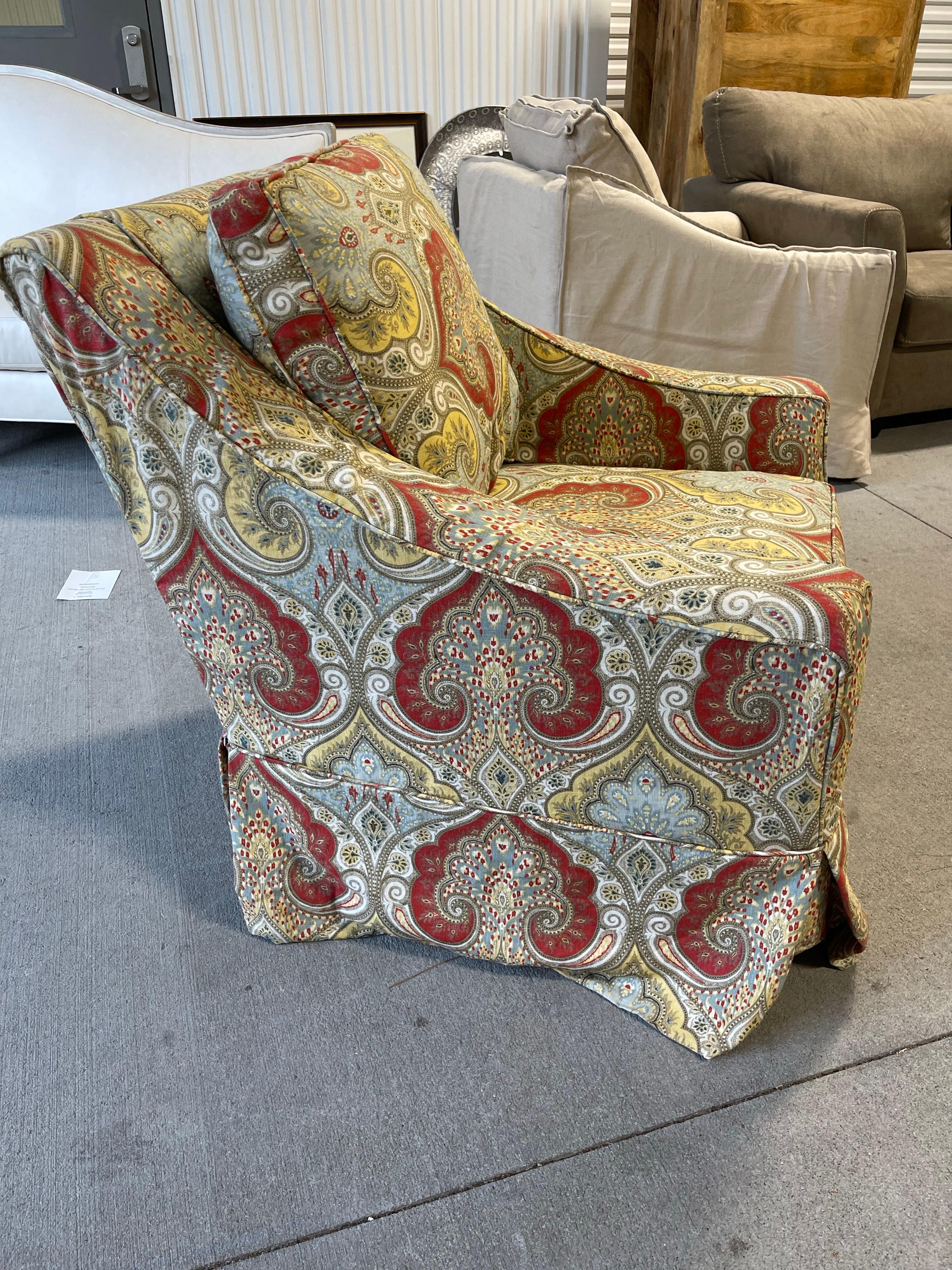 XXIe siècle et contemporain Fauteuil pivotant à patins recouvert de tissu Paisley Design, 21st Century en vente