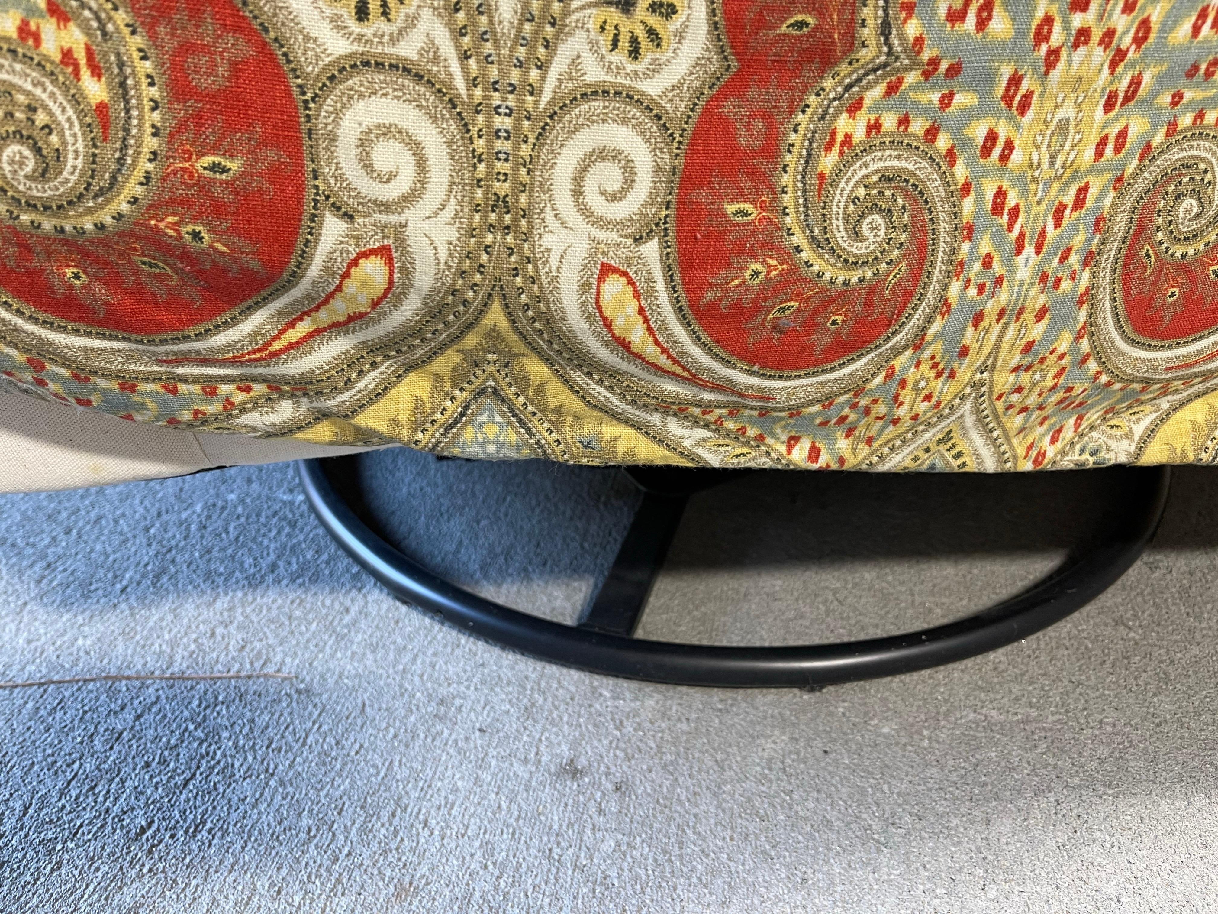 Fauteuil pivotant à patins recouvert de tissu Paisley Design, 21st Century en vente 1