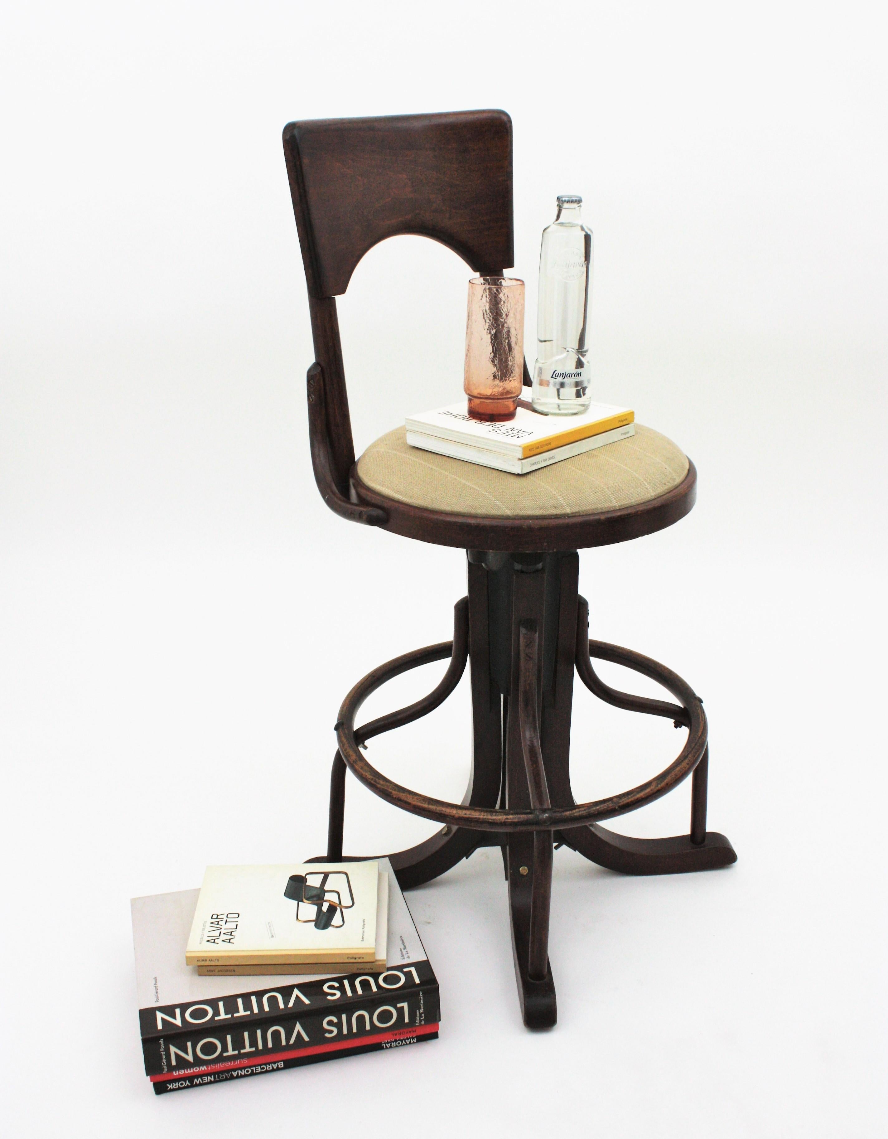 Tabouret haut pivotant en bois cintré en vente 6
