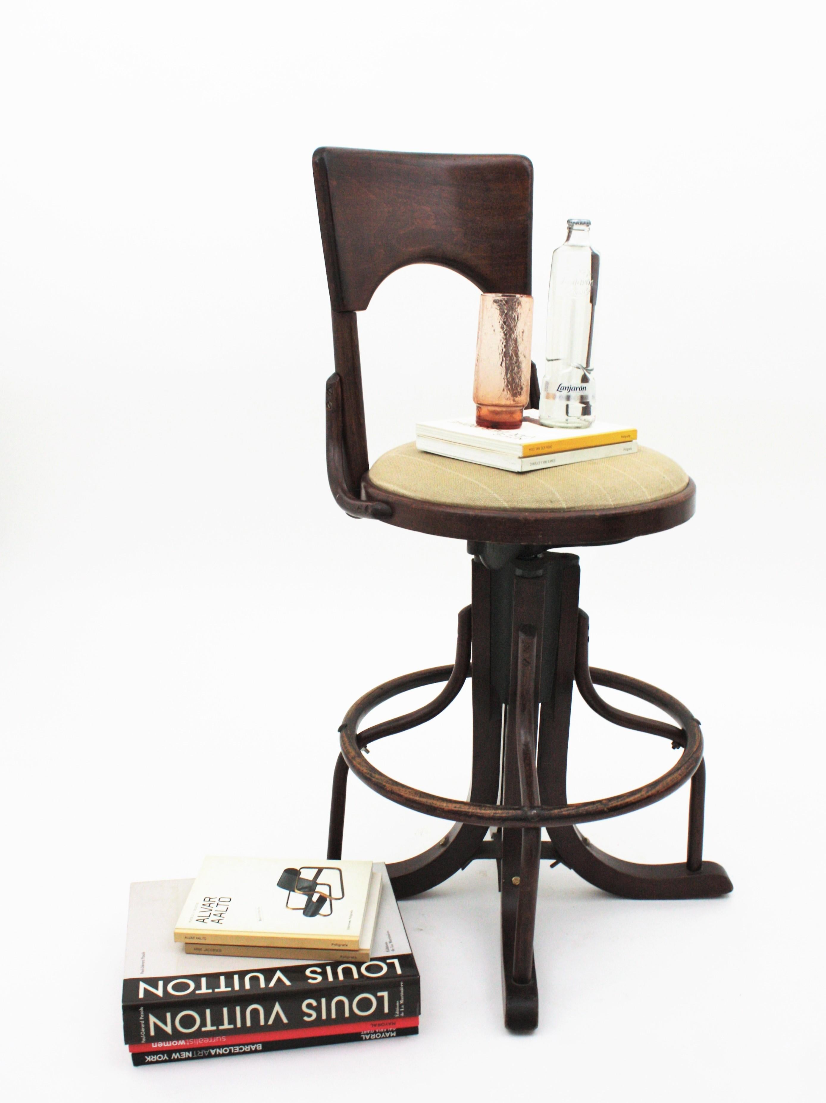 Arts and Crafts Tabouret haut pivotant en bois cintré en vente