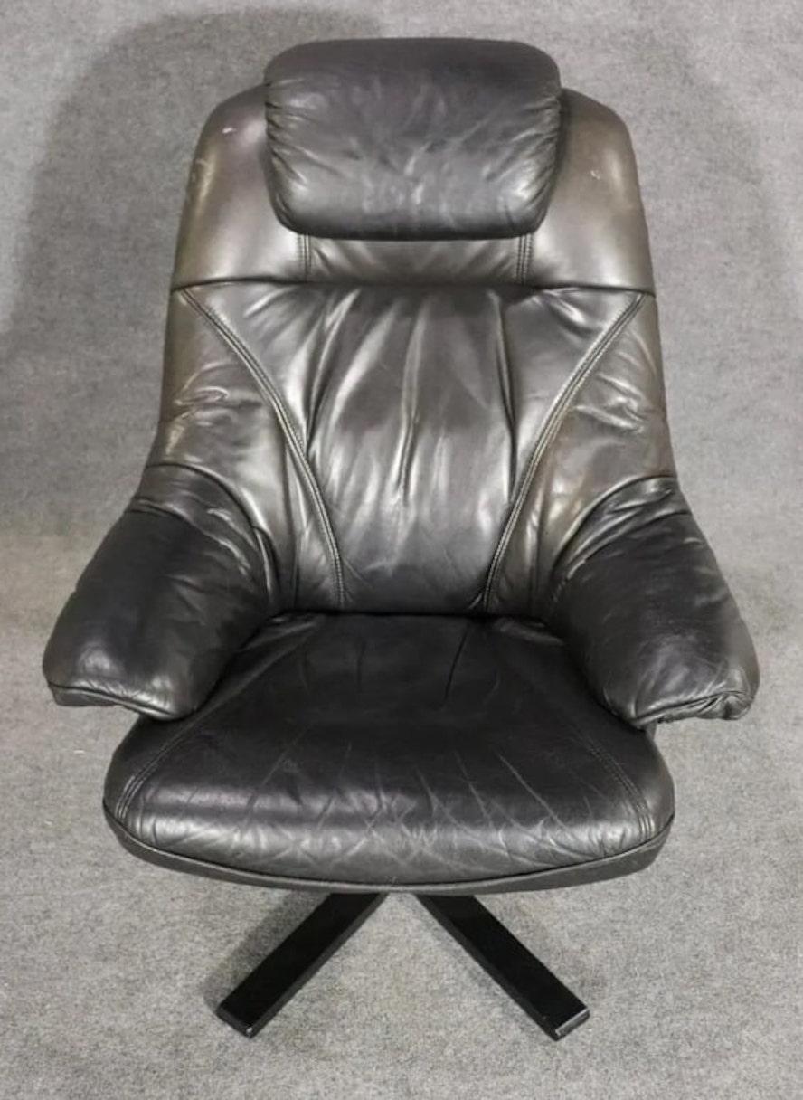 Sessel im modernen Stil der Jahrhundertmitte mit Ottomane. Lederpolsterung auf einem Bugholzsockel.
Bitte bestätigen Sie den Standort NY oder NJ