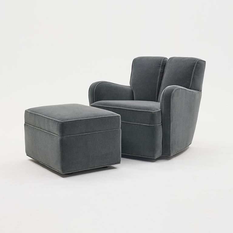Schöner Sessel mit Ottomane, entworfen von Paul Frankl, dem bedeutendsten amerikanischen Art-Déco-Designer.  Fachmännisch neu gepolstert mit grauem Mohair.  Er ist sehr bequem und passt hervorragend zu Art-Deco-, Mid-Century-, Hollywood-Regency-
