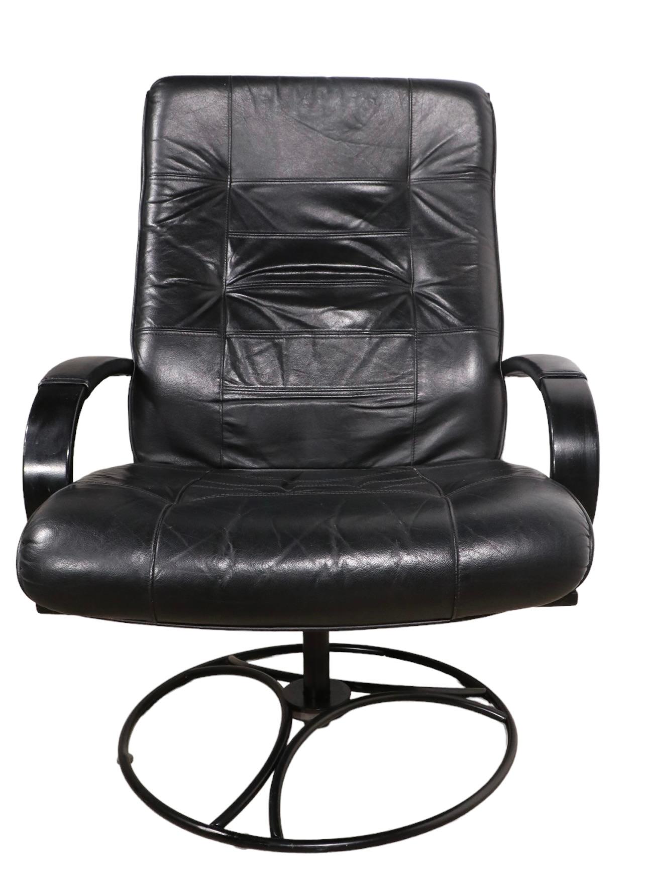 Sedia da salotto girevole e ottomana Made in Sweden di IKEA, 1970/1980 ca. in vendita 1