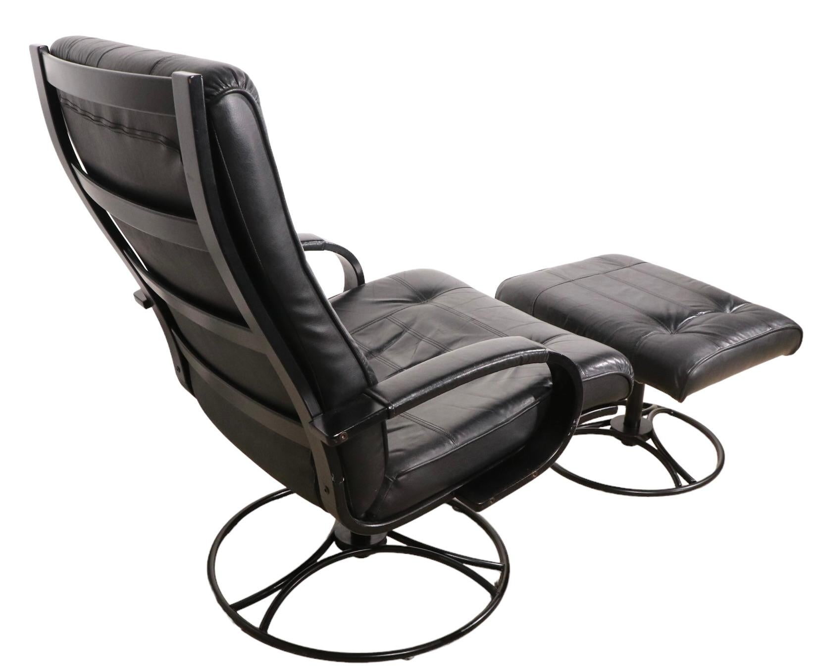 Sedia da salotto girevole e ottomana Made in Sweden di IKEA, 1970/1980 ca. in vendita 4
