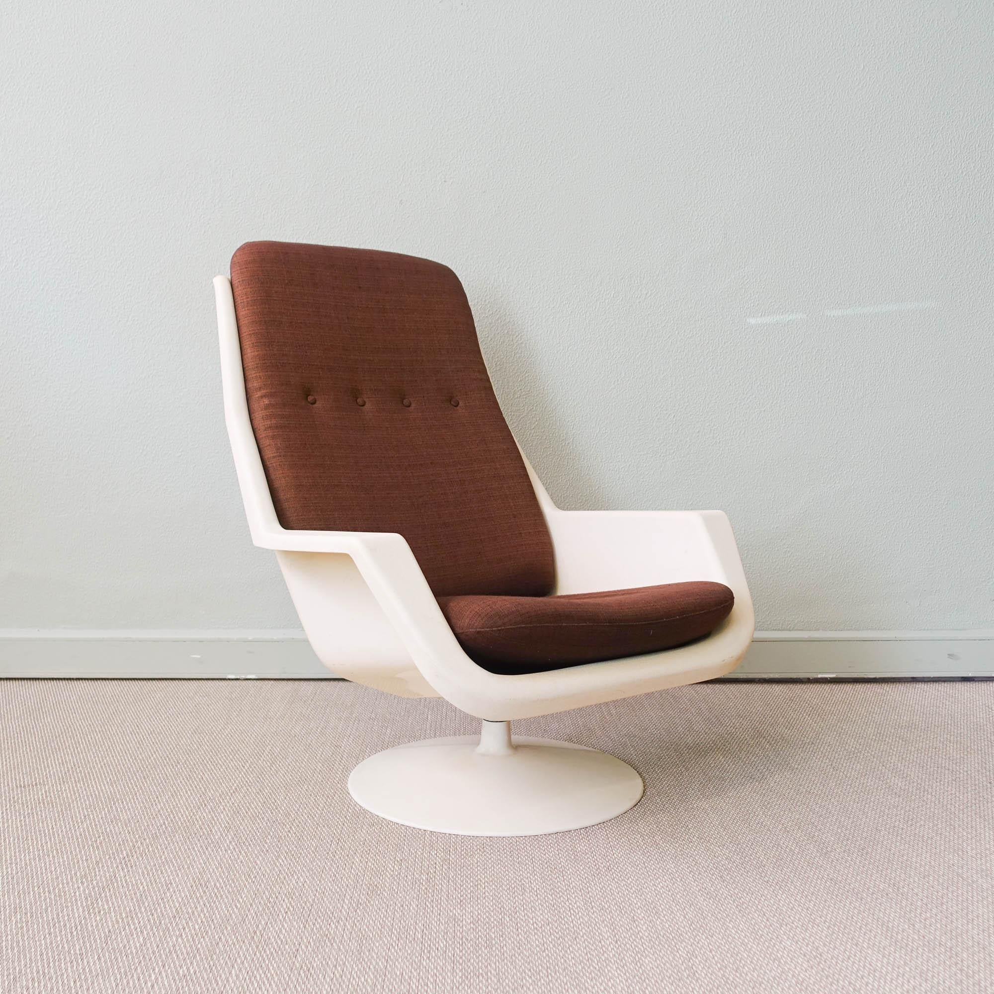 Swivel Lounge Chair and Side Table by Robin Day for Hille, 1970s 4