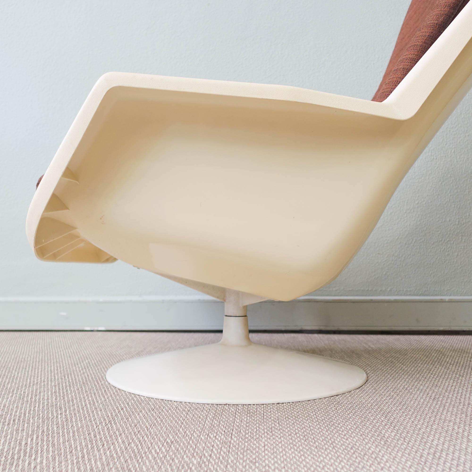 Swivel Lounge Chair and Side Table by Robin Day for Hille, 1970s 7