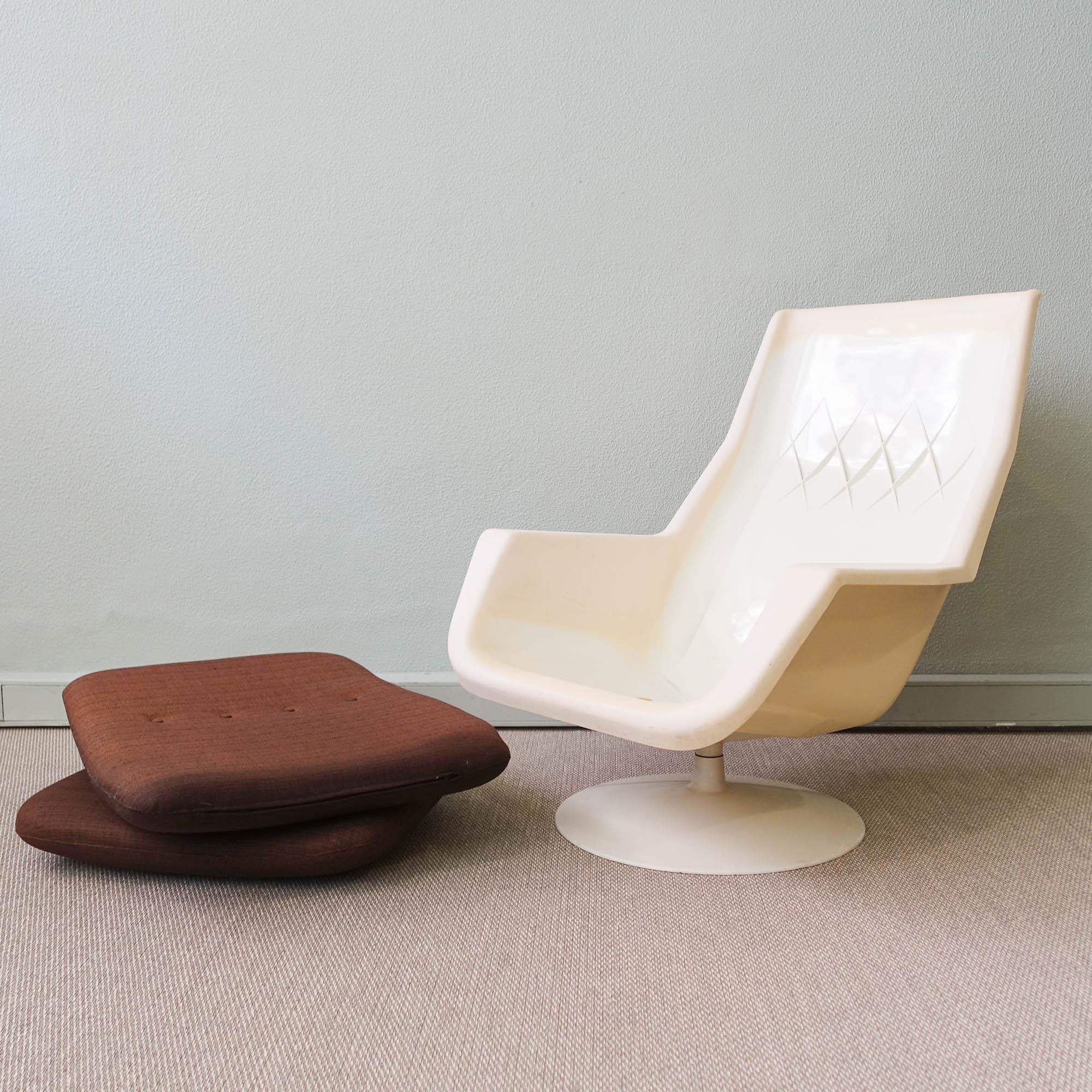 Swivel Lounge Chair and Side Table by Robin Day for Hille, 1970s 9
