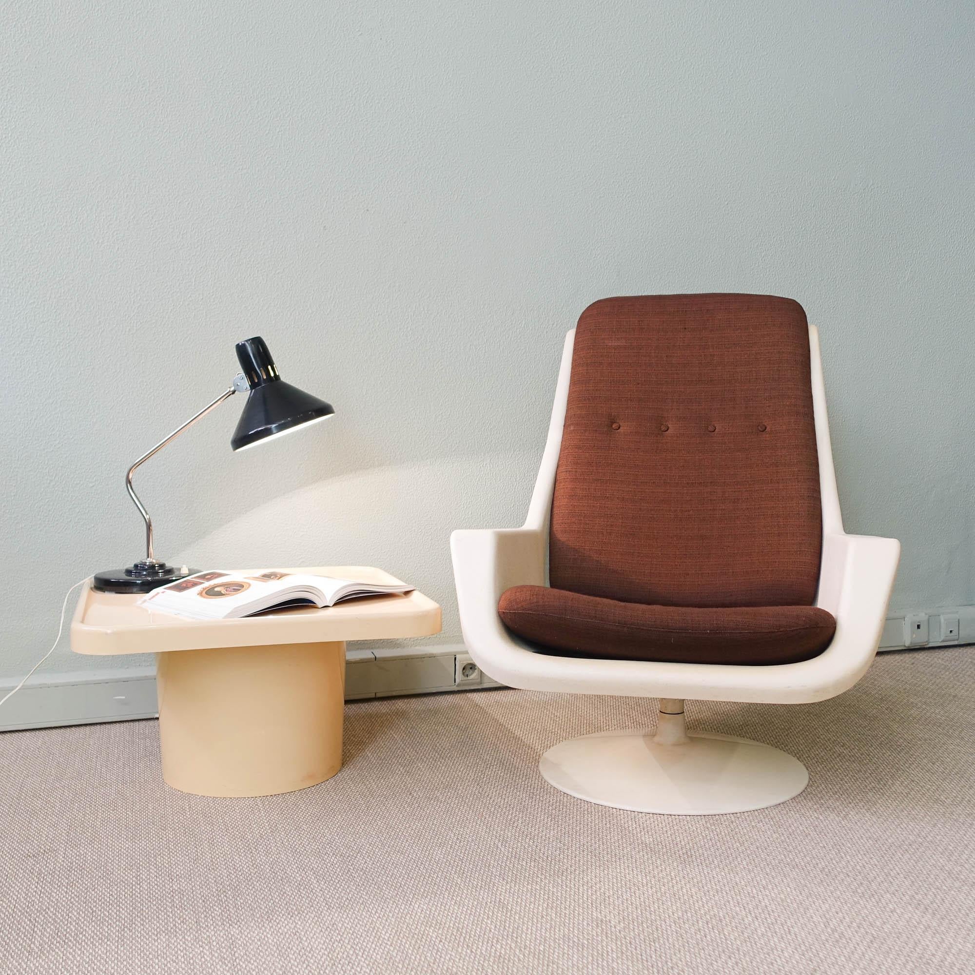 

This iconic set of lounge chair and side table, designed by the renowned Robin Day for Hille, hails from the 1970s and is a true testament to the innovative spirit of mid-century British design. Robin Day, celebrated for his modernist approach and