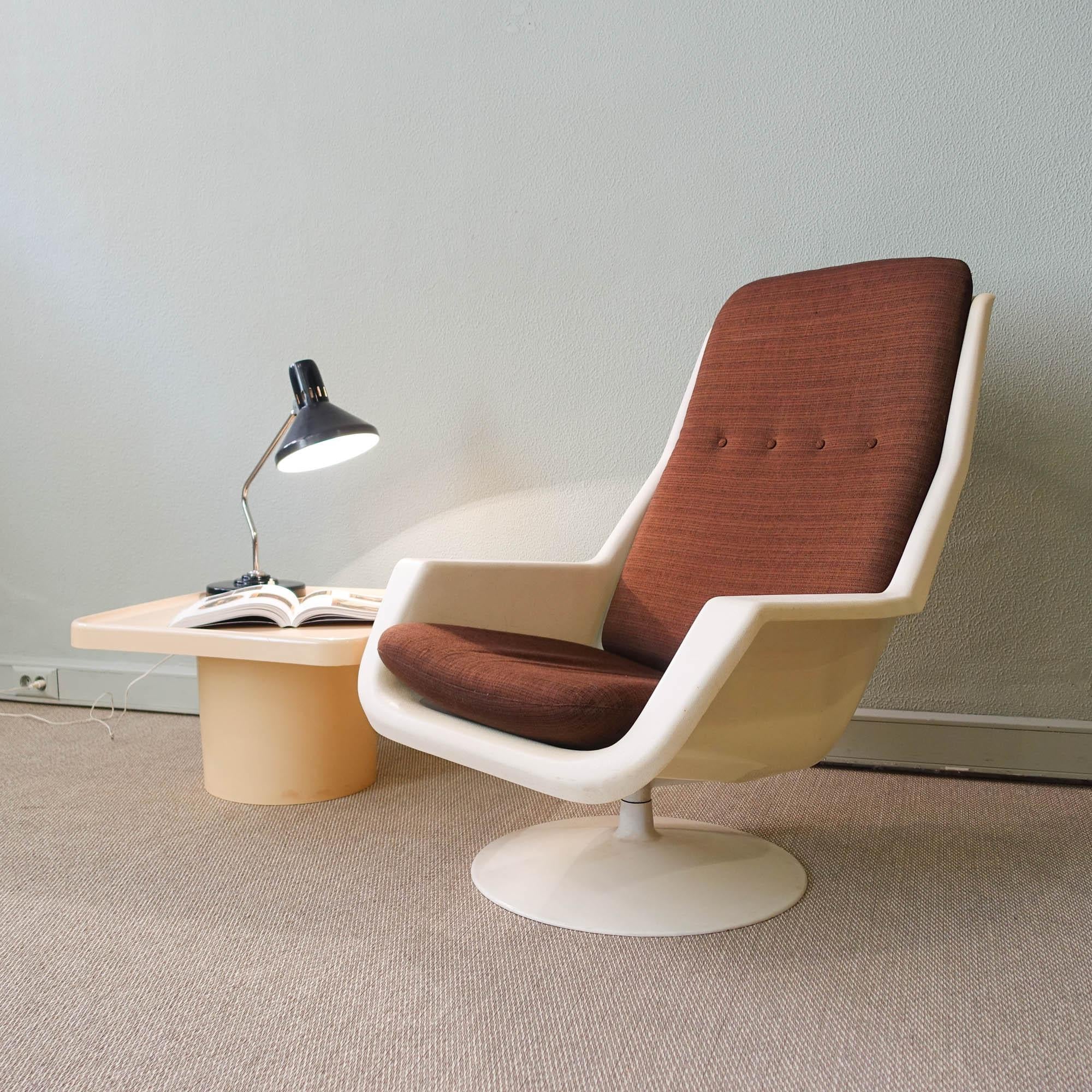 Mid-Century Modern Swivel Lounge Chair and Side Table by Robin Day for Hille, 1970s