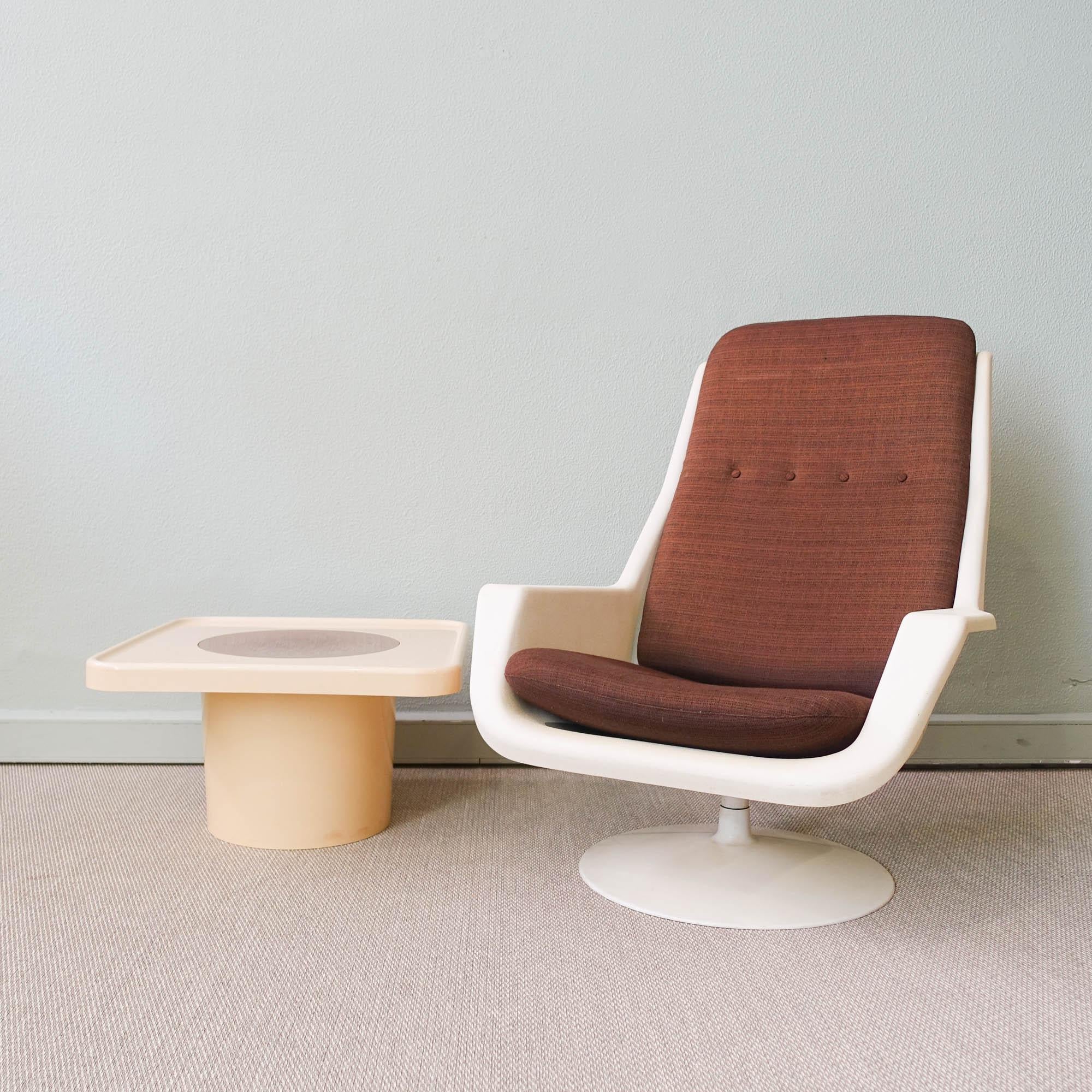 British Swivel Lounge Chair and Side Table by Robin Day for Hille, 1970s