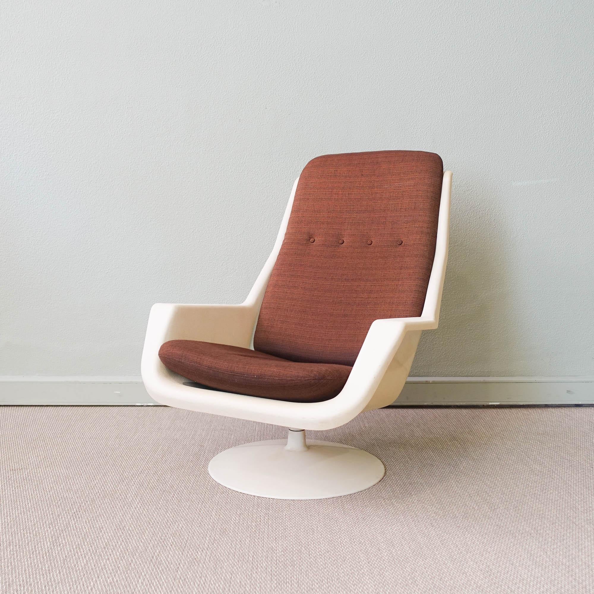 Swivel Lounge Chair and Side Table by Robin Day for Hille, 1970s In Good Condition In Lisboa, PT