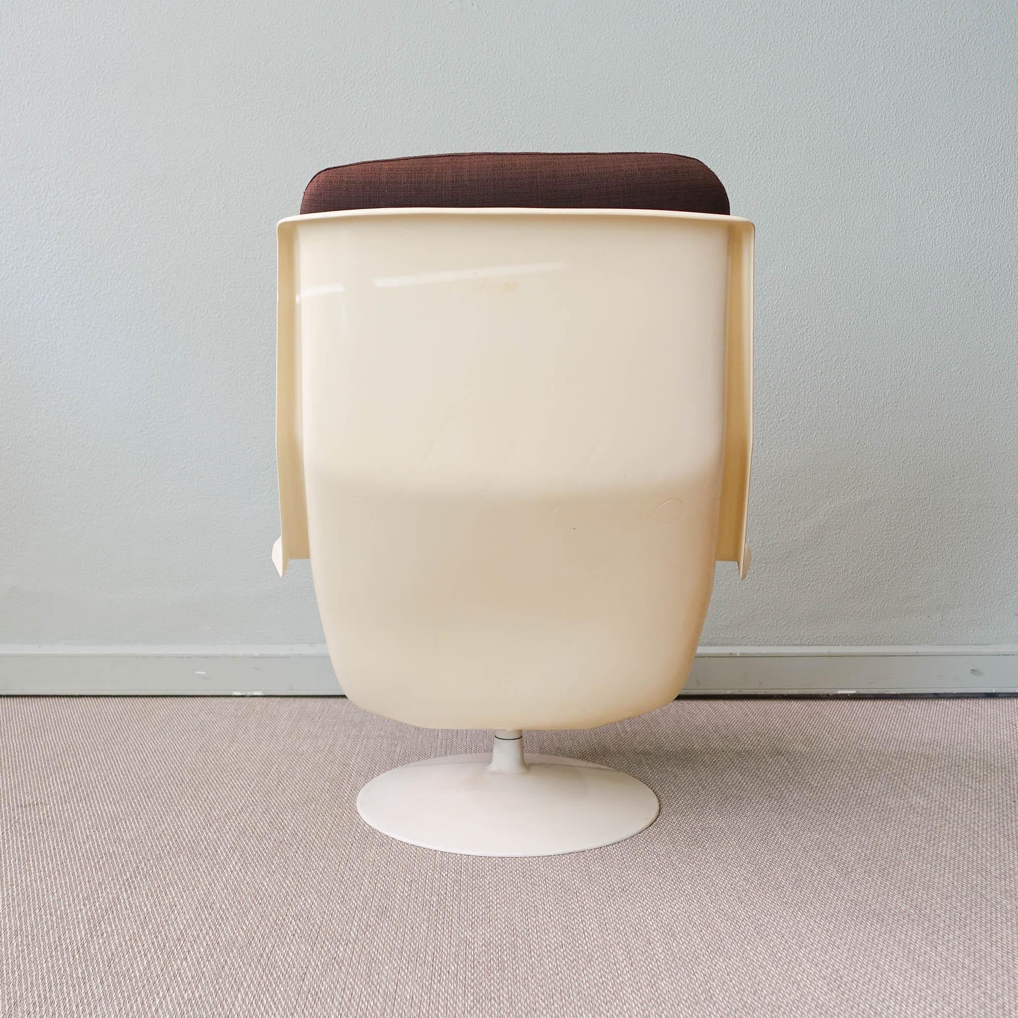 Mid-Century Modern Swivel Lounge Chair and Side Table by Robin Day for Hille, 1970s