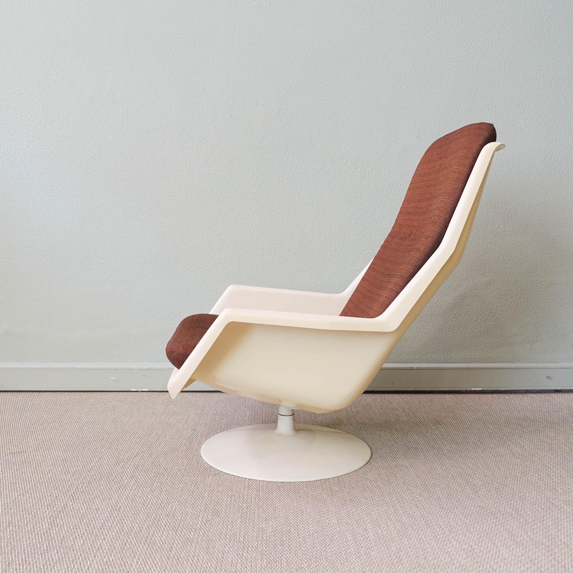 Late 20th Century Swivel Lounge Chair and Side Table by Robin Day for Hille, 1970s