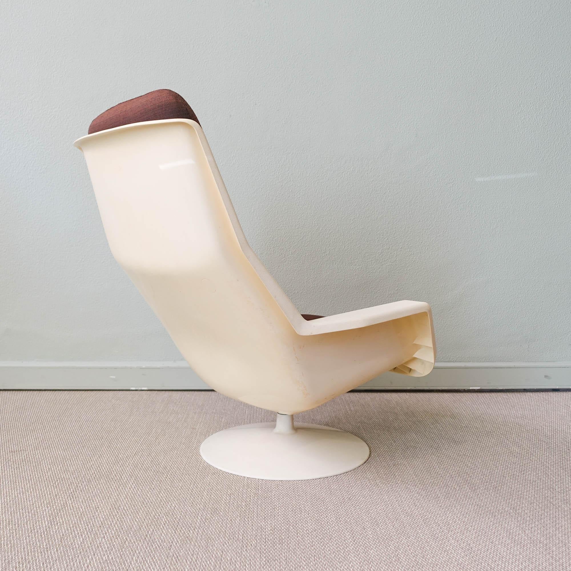 British Swivel Lounge Chair and Side Table by Robin Day for Hille, 1970s