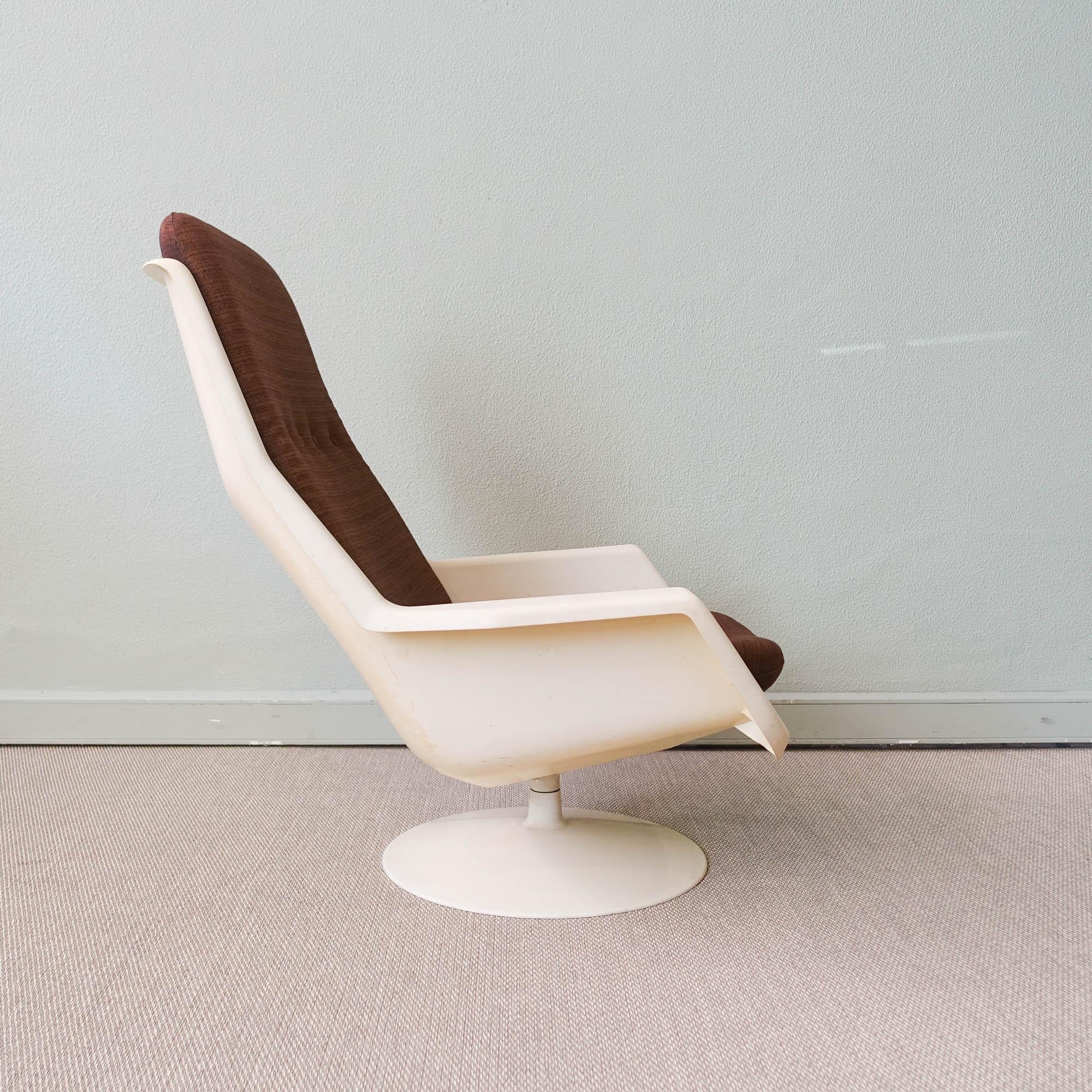 Swivel Lounge Chair and Side Table by Robin Day for Hille, 1970s In Good Condition In Lisboa, PT