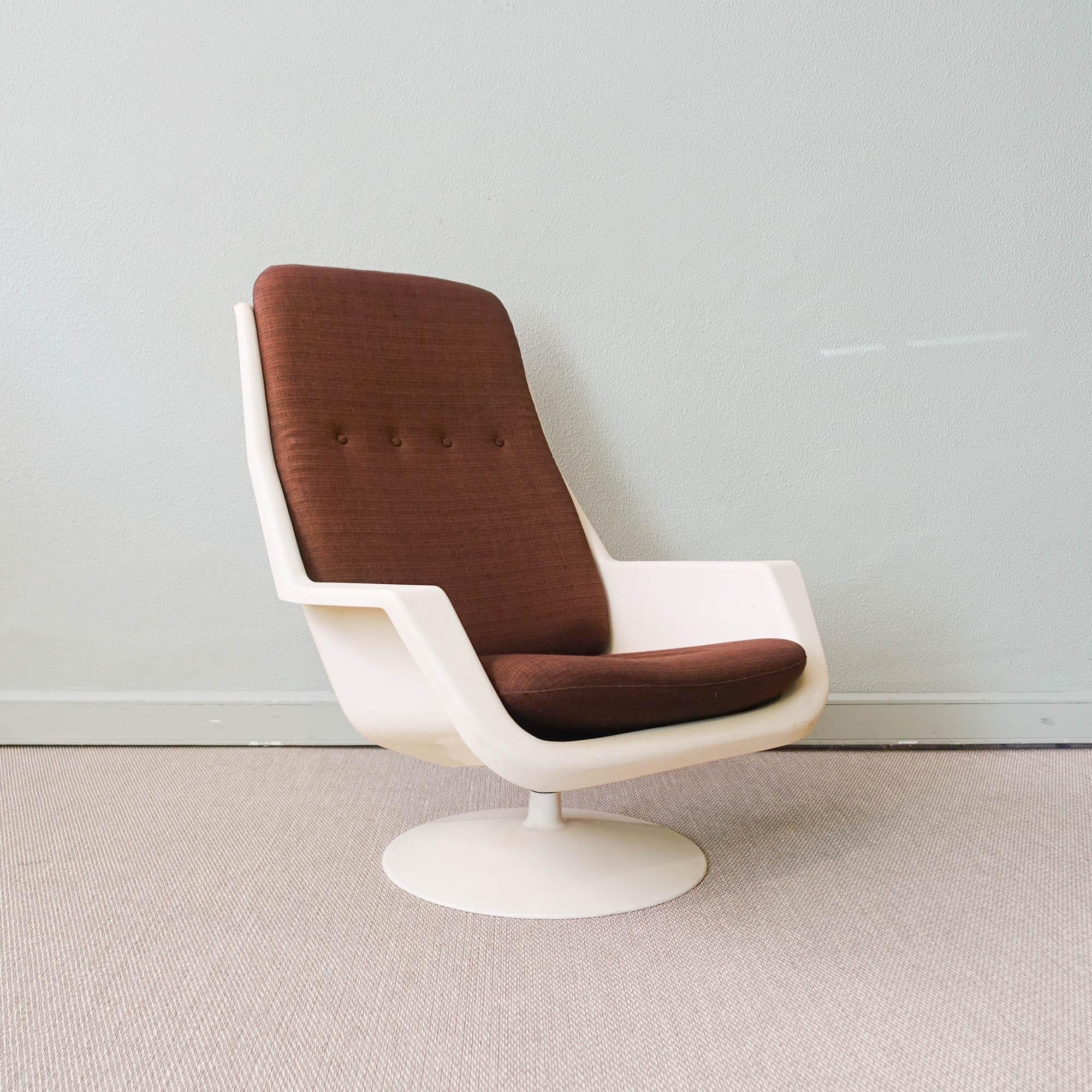 Late 20th Century Swivel Lounge Chair and Side Table by Robin Day for Hille, 1970s