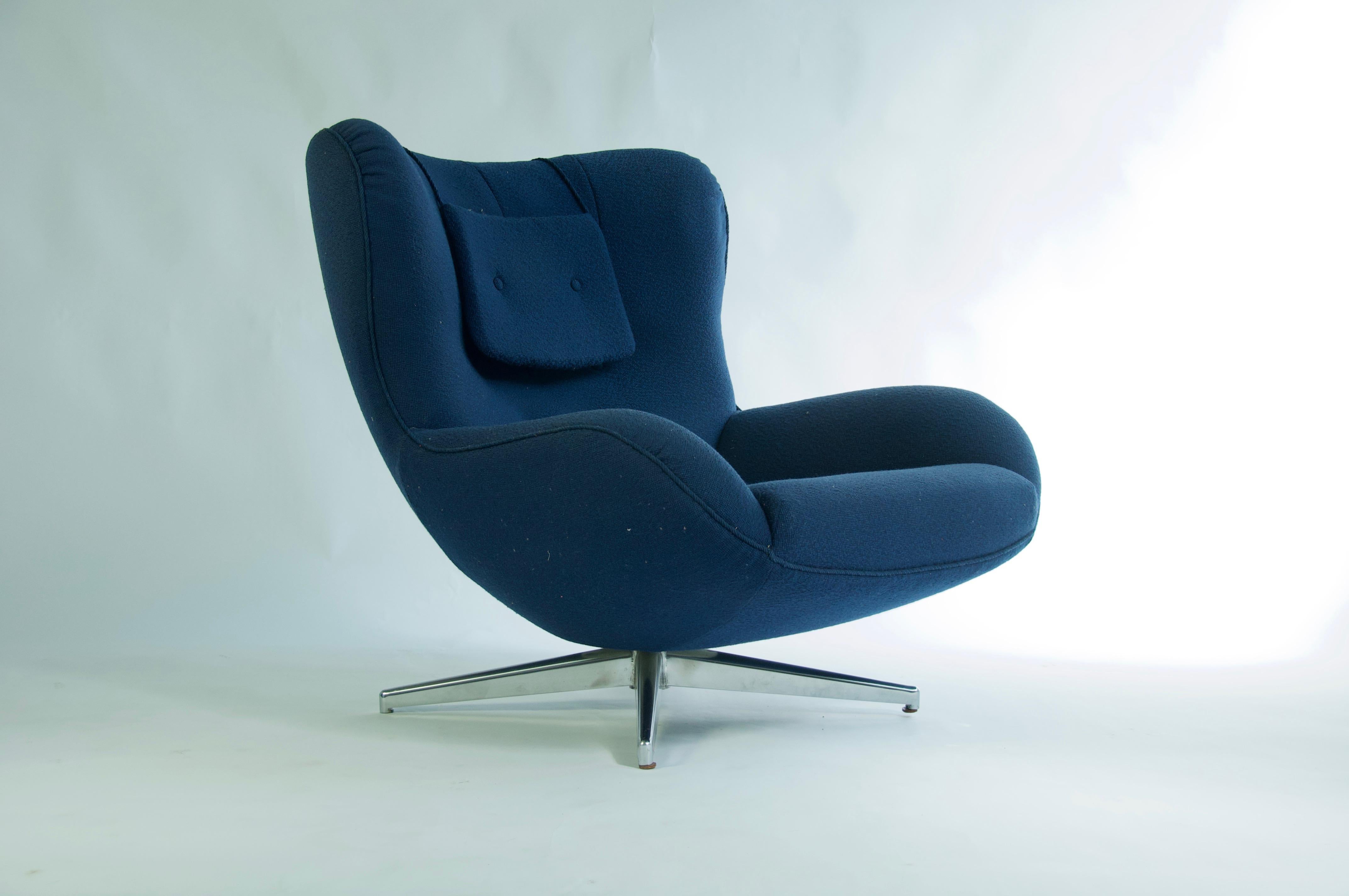 Offered by OLIVER MODERN, Swivel lounge chair by Illum Wikkelsø. Model ML 214.