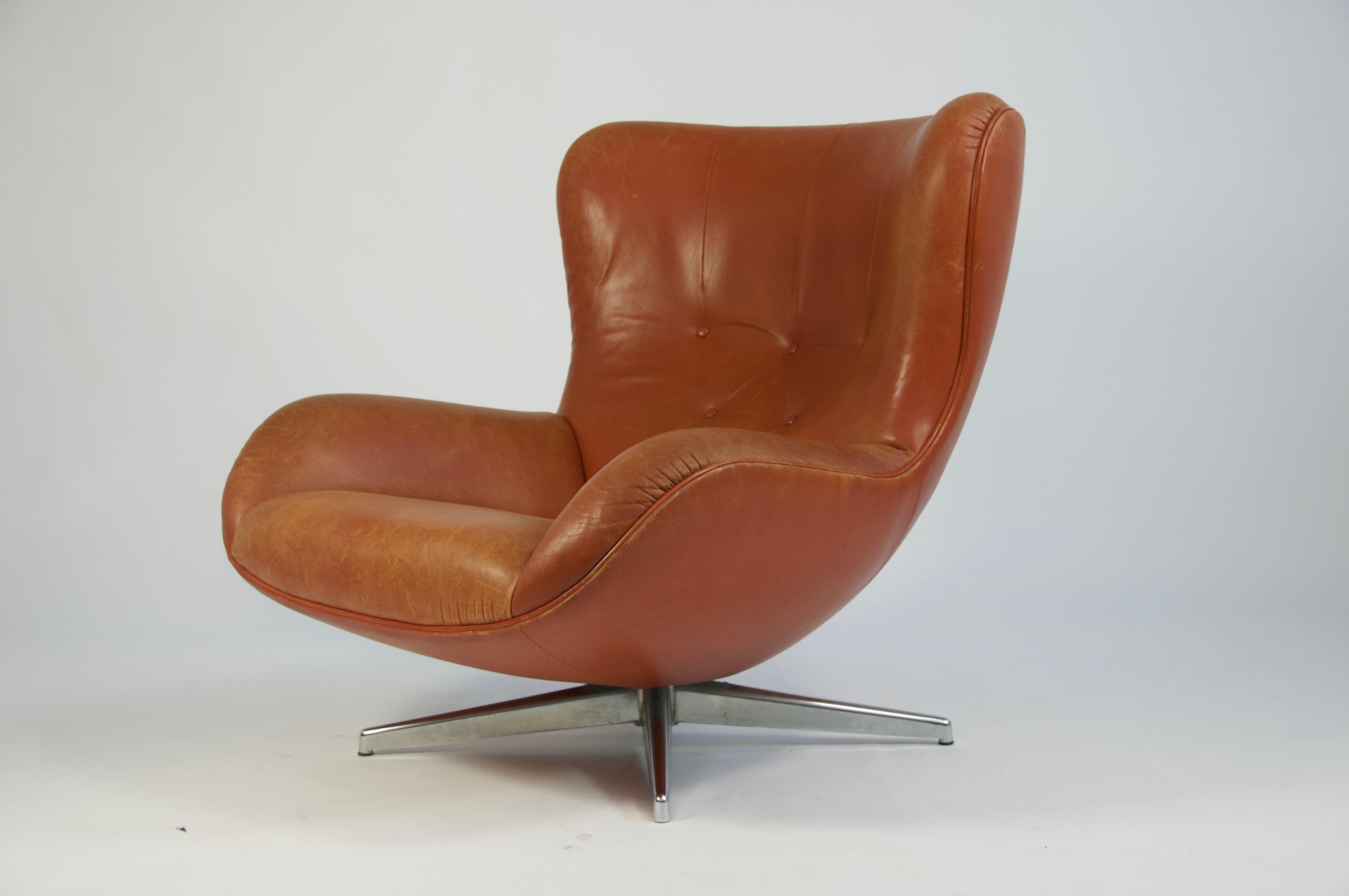 Offered by OLIVER MODERN, Swivel leather lounge chair by Illum Wikkelsø. Model ML 214 Made in Denmark, circa 1960s. Original patinated brown leather.