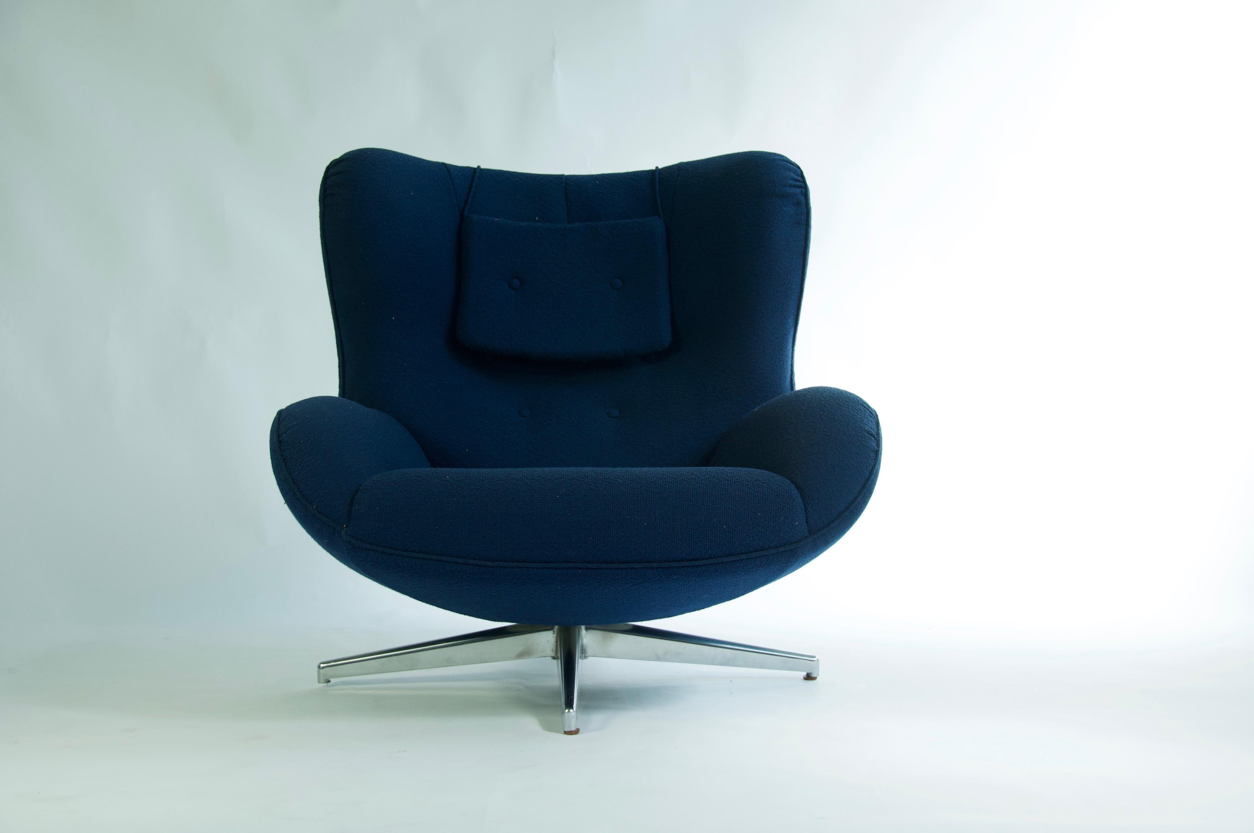 Scandinavian Modern Swivel Lounge Chair by Illum Wikkelsø
